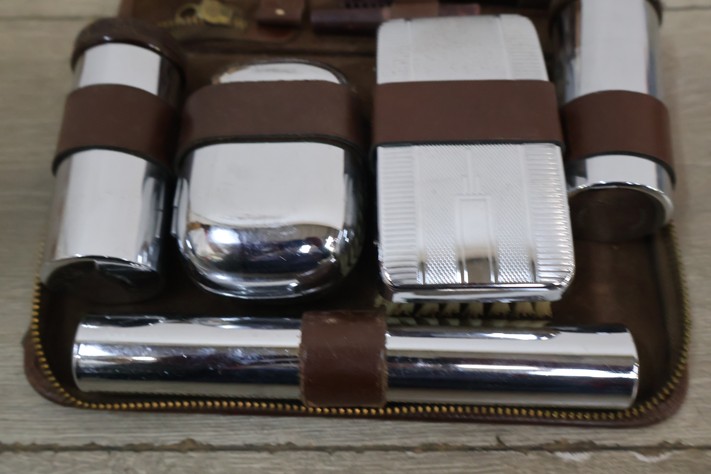 2 vintage reissetjes met verzorgingsaccessoires – foto 8 – kavel bij GSD Auctions, Zoeterwoude