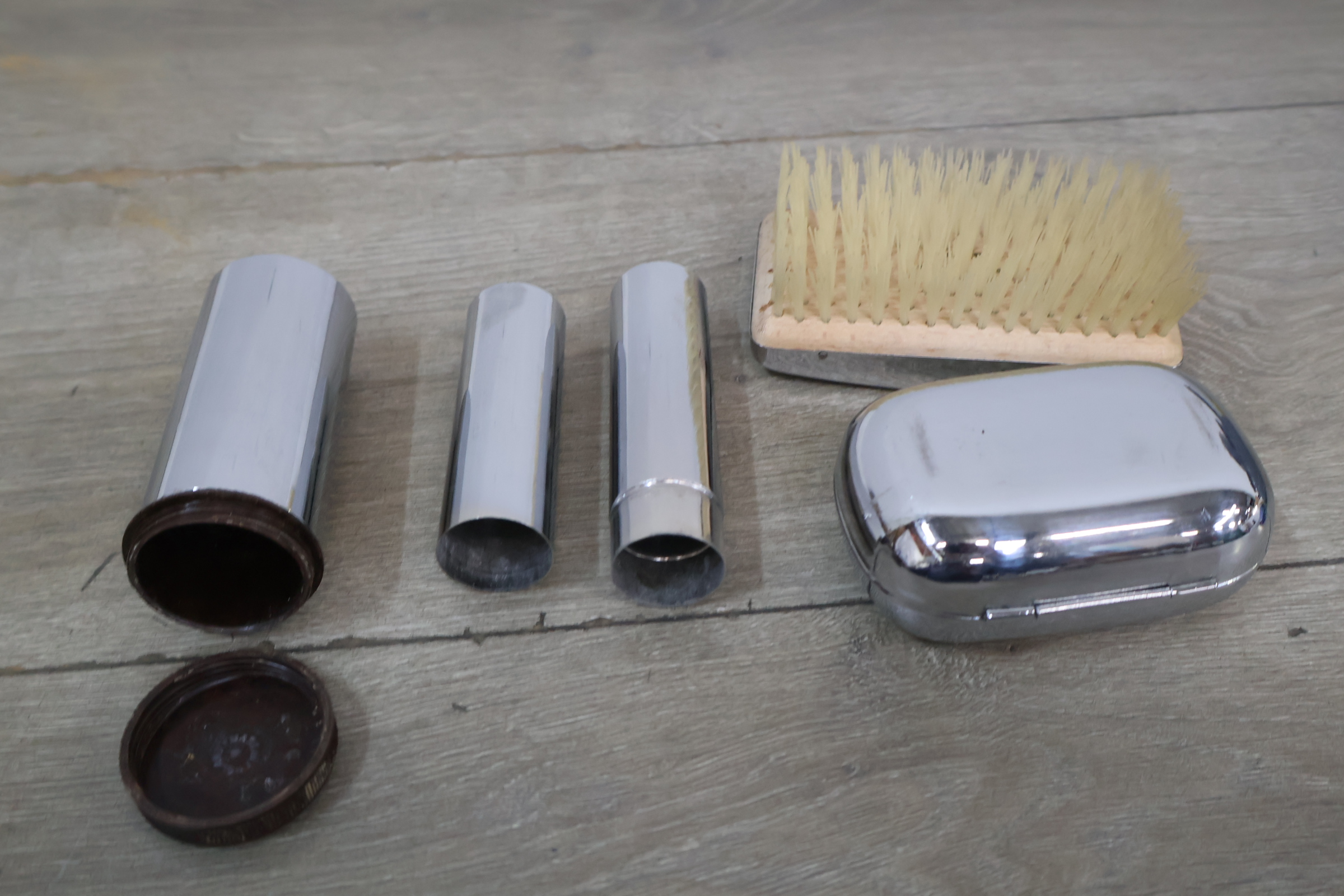 2 vintage reissetjes met verzorgingsaccessoires – foto 9 – kavel bij GSD Auctions, Zoeterwoude