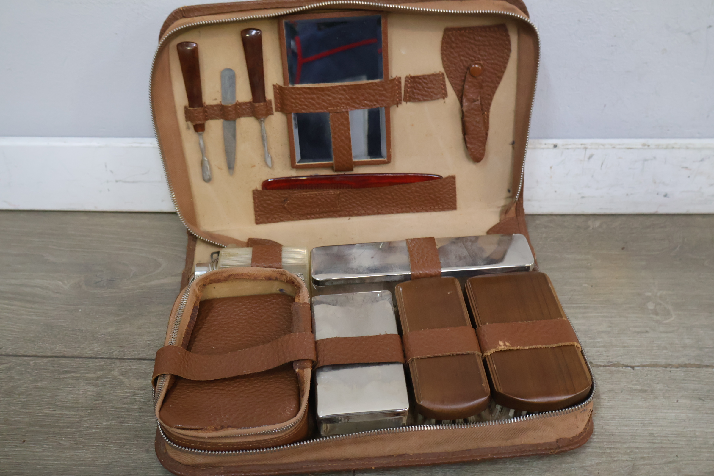 2 vintage reissetjes met verzorgingsaccessoires – foto 10 – kavel bij GSD Auctions, Zoeterwoude