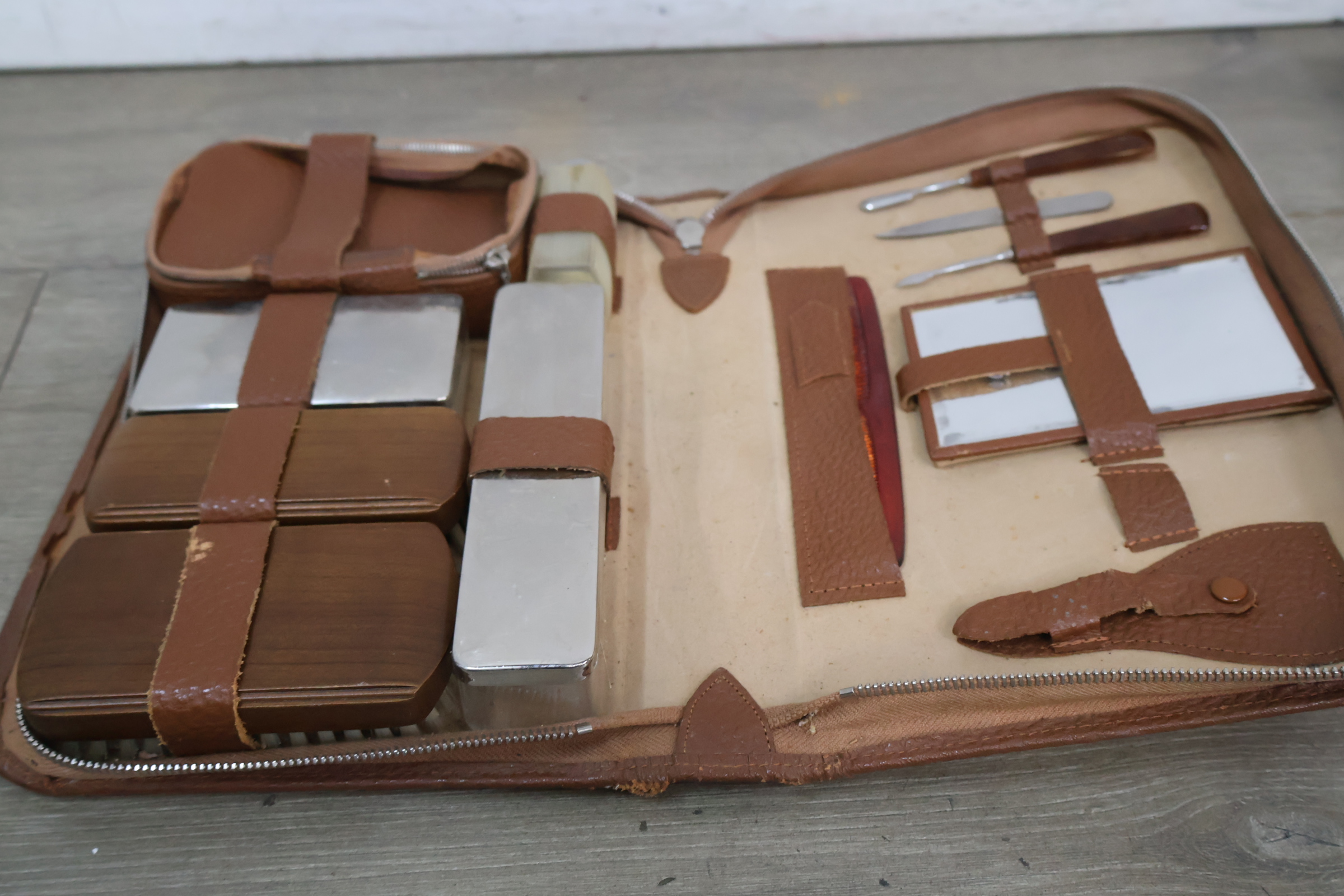 2 vintage reissetjes met verzorgingsaccessoires – foto 11 – kavel bij GSD Auctions, Zoeterwoude