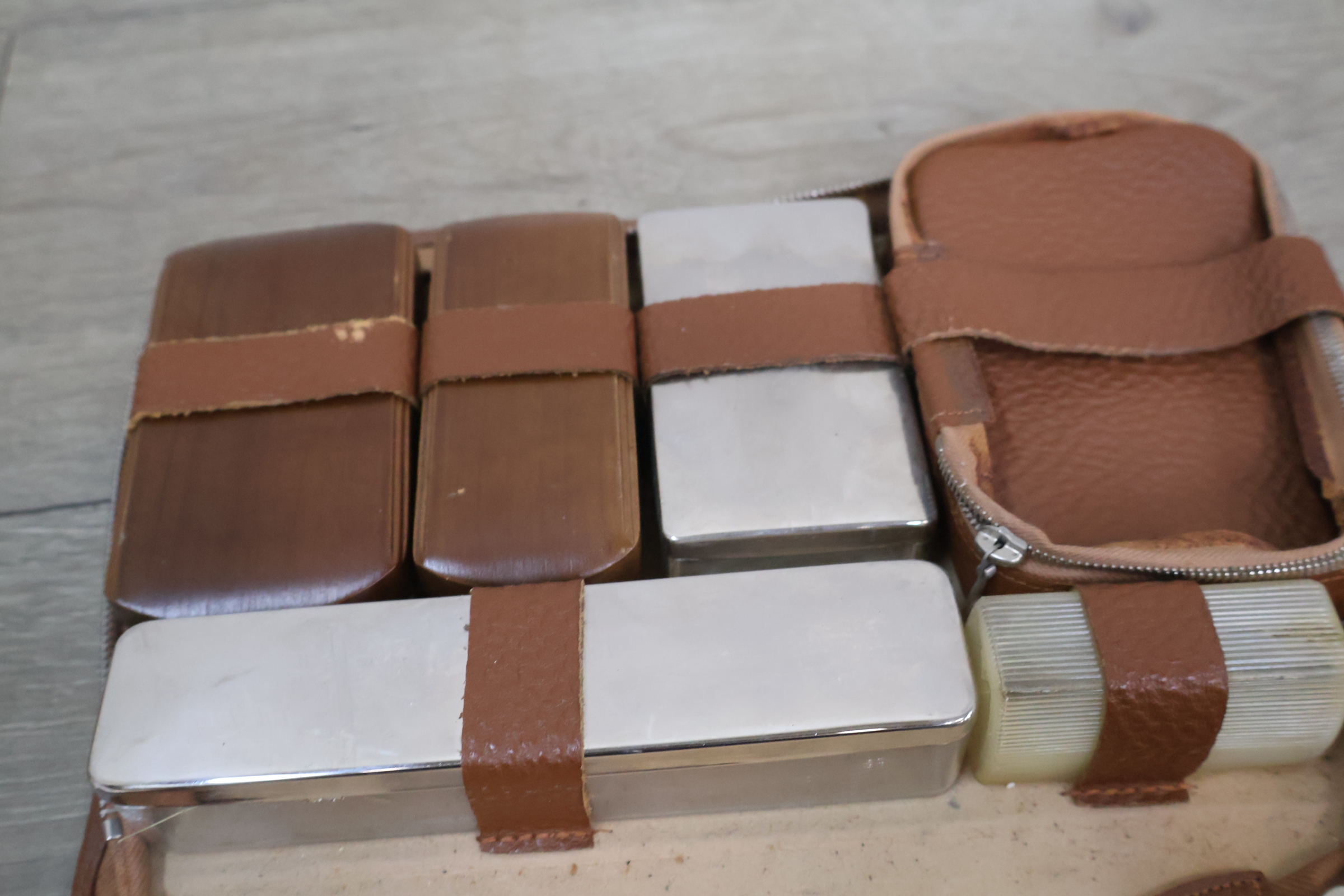 2 vintage reissetjes met verzorgingsaccessoires – foto 12 – kavel bij GSD Auctions, Zoeterwoude