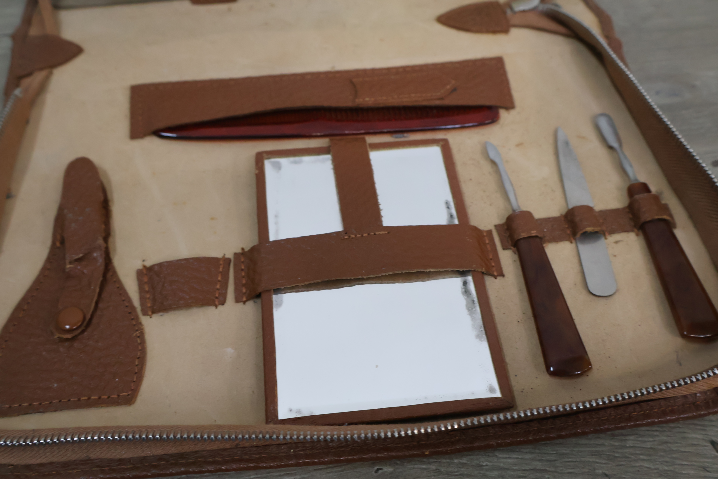 2 vintage reissetjes met verzorgingsaccessoires – foto 13 – kavel bij GSD Auctions, Zoeterwoude