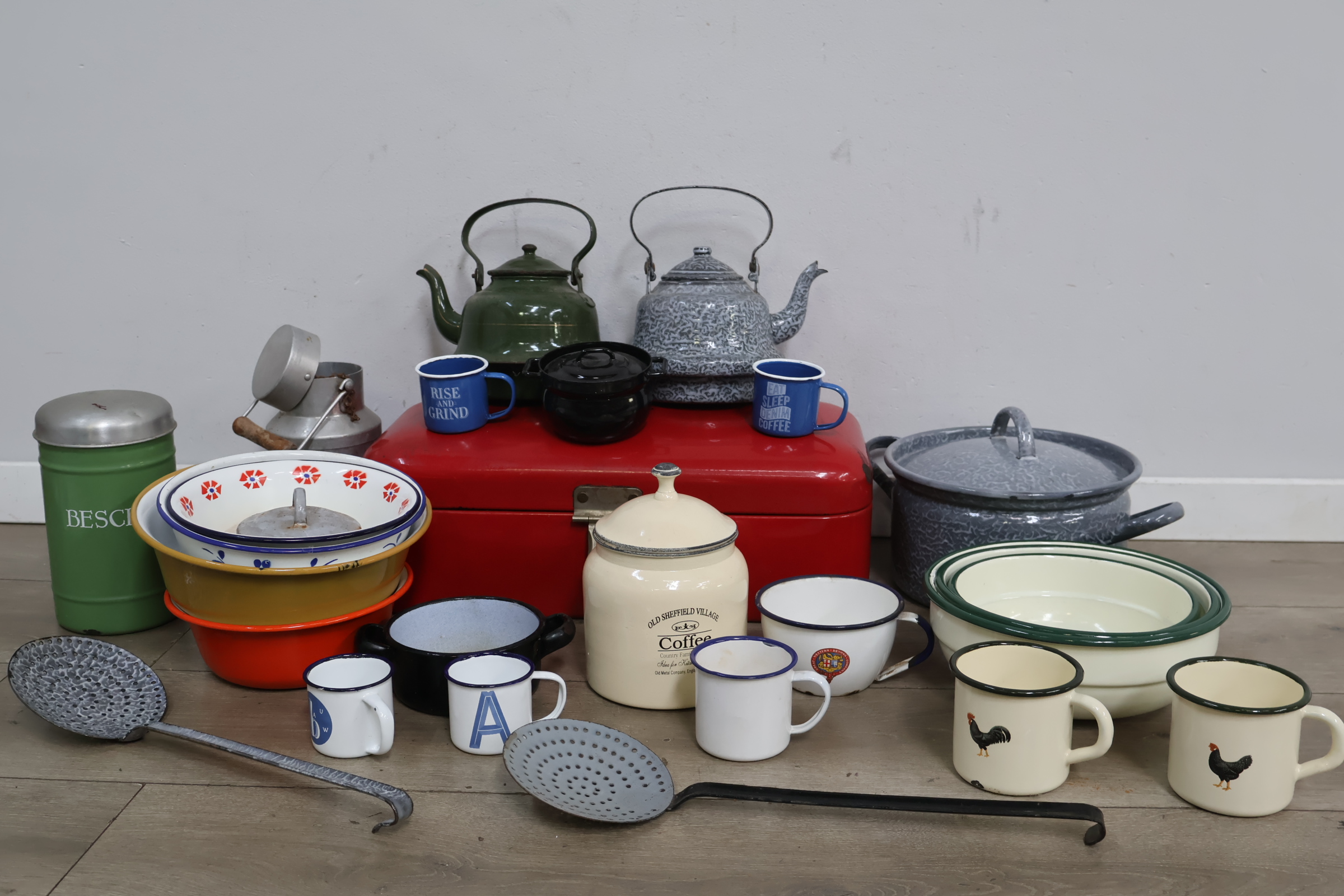 Set geëmailleerd keukengerei - Jaren '60 – foto 3 – kavel bij GSD Auctions, Zoeterwoude