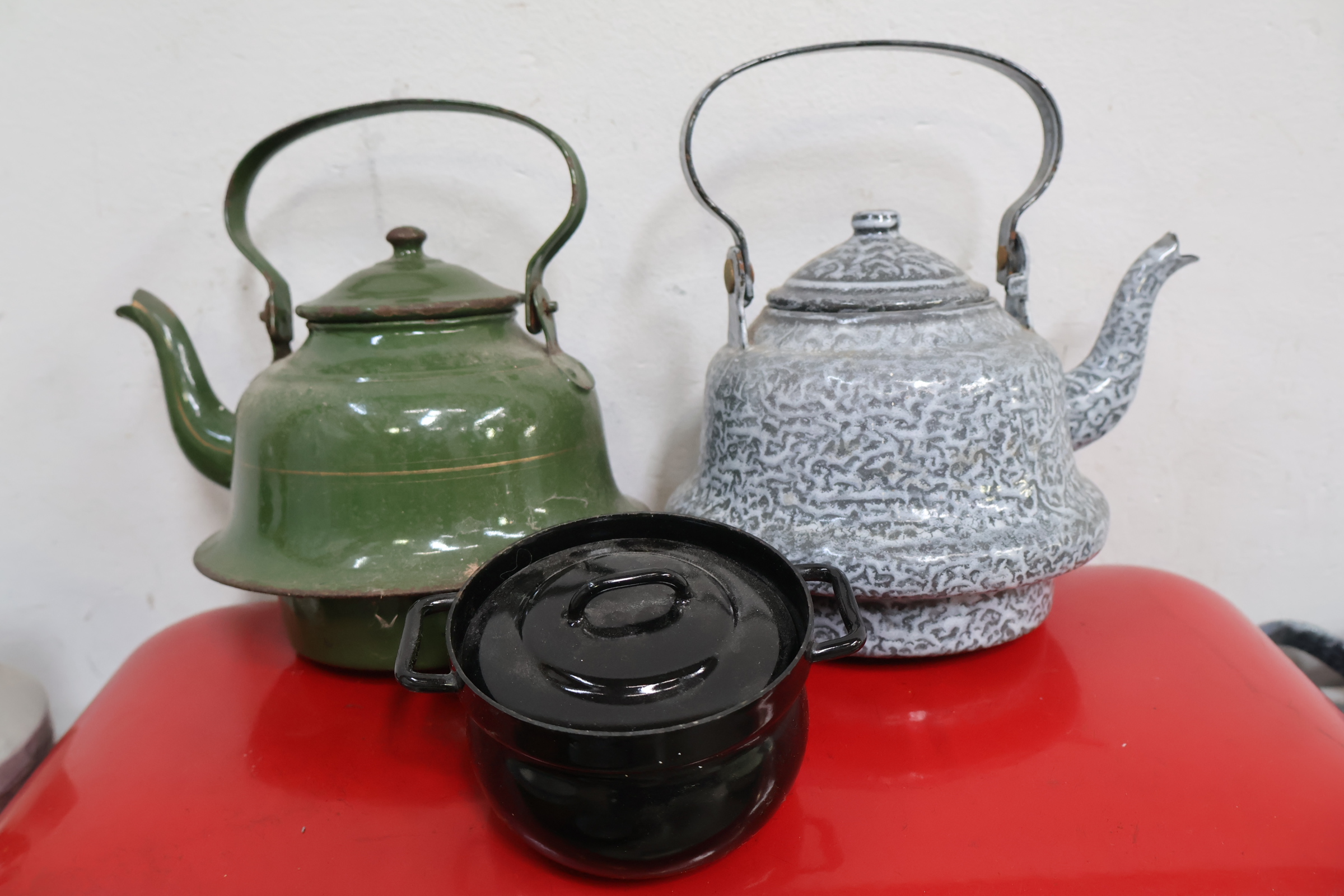 Set geëmailleerd keukengerei - Jaren '60 – foto 13 – kavel bij GSD Auctions, Zoeterwoude