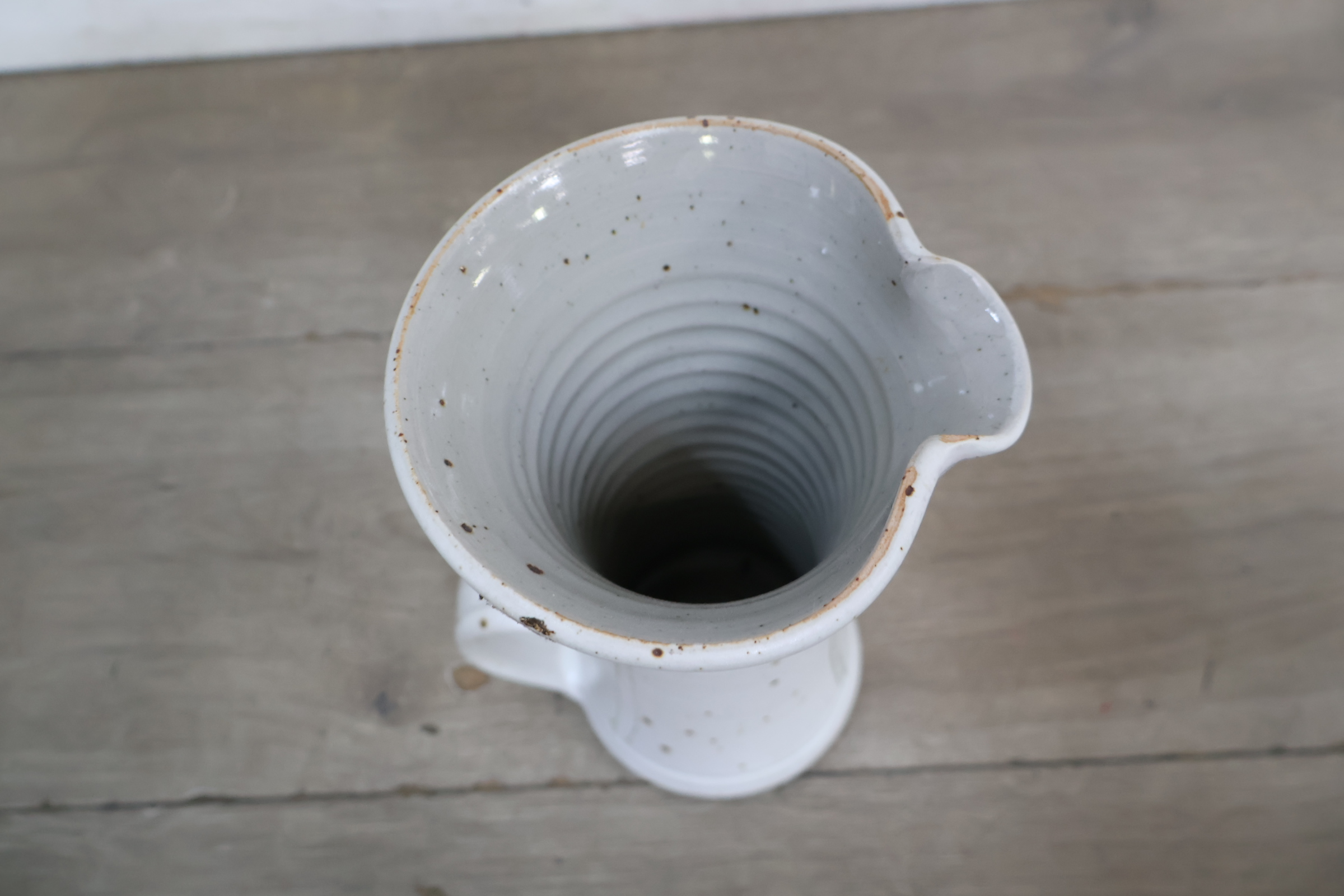 Keramische witte kan – foto 6 – kavel bij GSD Auctions, Zoeterwoude