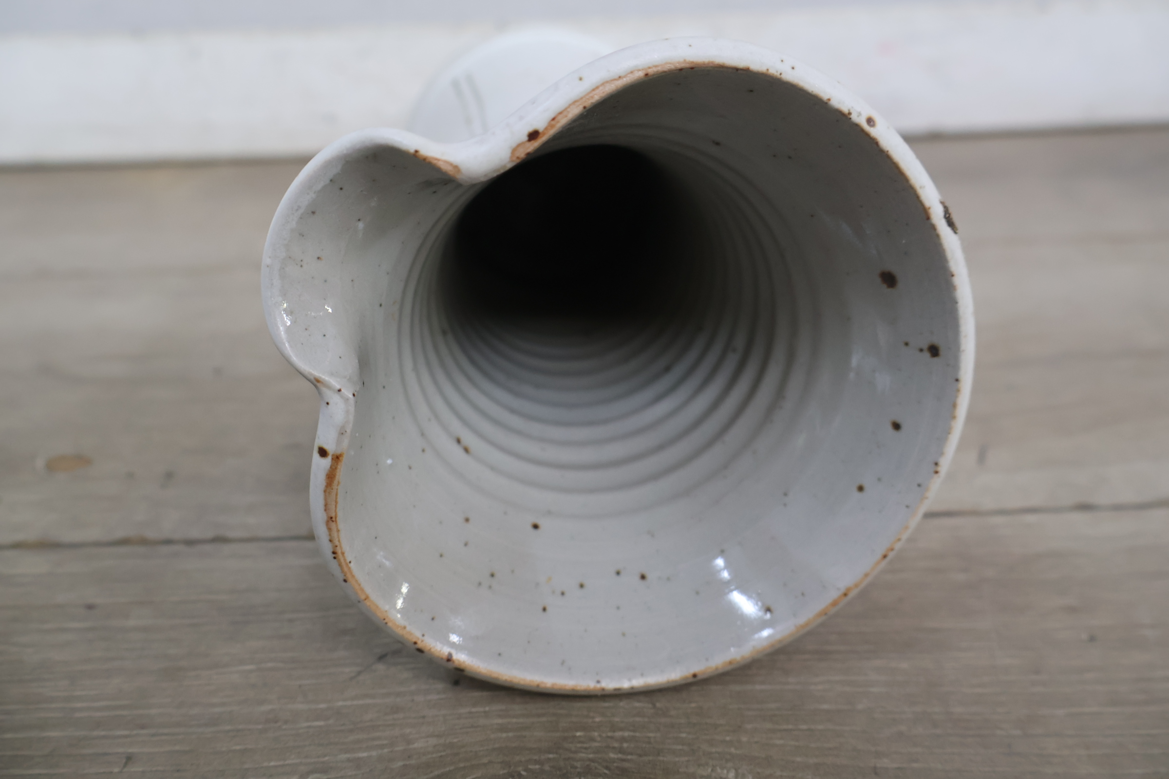 Keramische witte kan – foto 9 – kavel bij GSD Auctions, Zoeterwoude