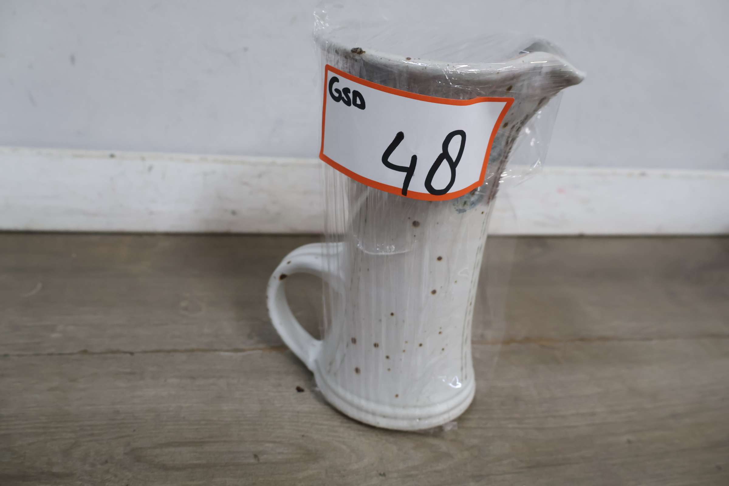 Keramische witte kan – foto 19 – kavel bij GSD Auctions, Zoeterwoude