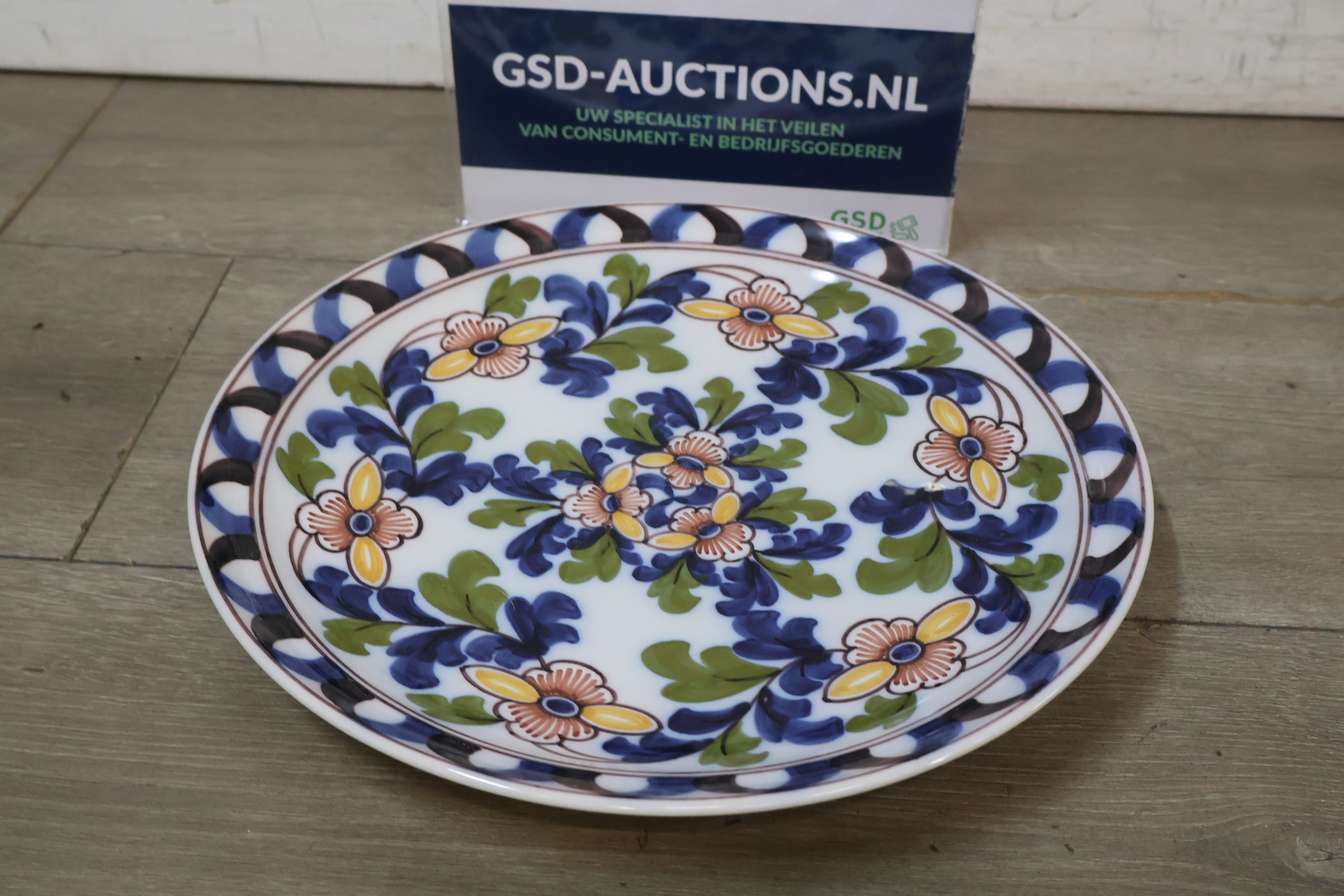 Decoratief porseleinen bord – kavel bij GSD Auctions, Zoeterwoude