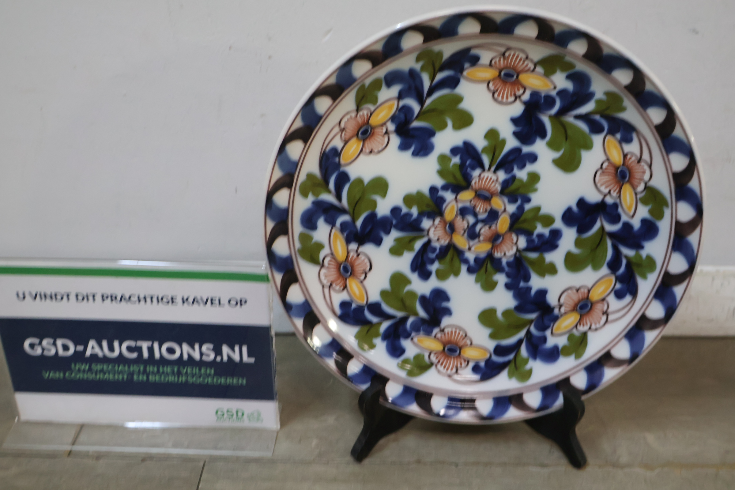 Decoratief porseleinen bord – foto 2 – kavel bij GSD Auctions, Zoeterwoude