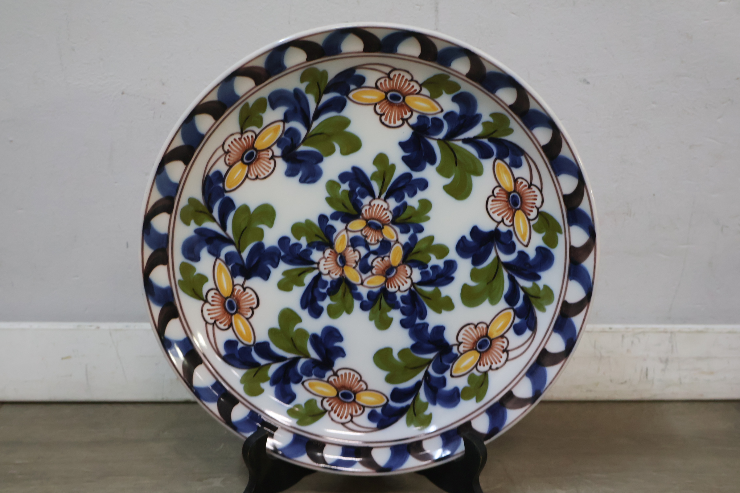 Decoratief porseleinen bord – foto 3 – kavel bij GSD Auctions, Zoeterwoude