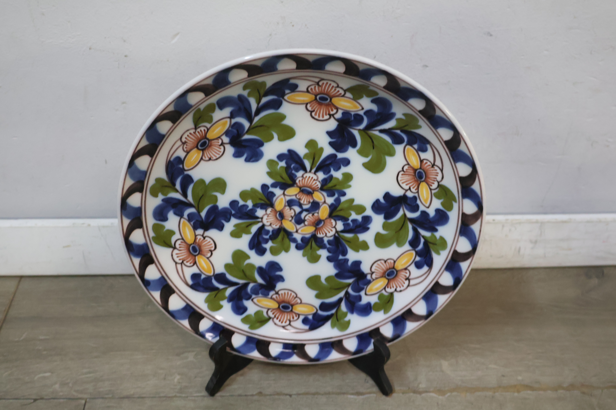 Decoratief porseleinen bord – foto 4 – kavel bij GSD Auctions, Zoeterwoude