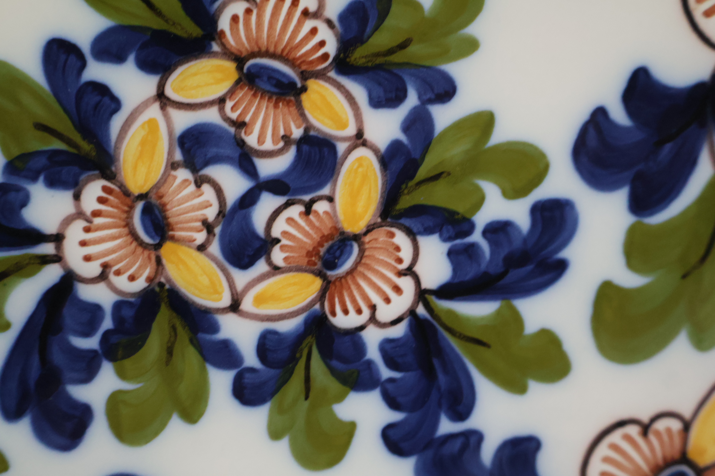 Decoratief porseleinen bord – foto 5 – kavel bij GSD Auctions, Zoeterwoude