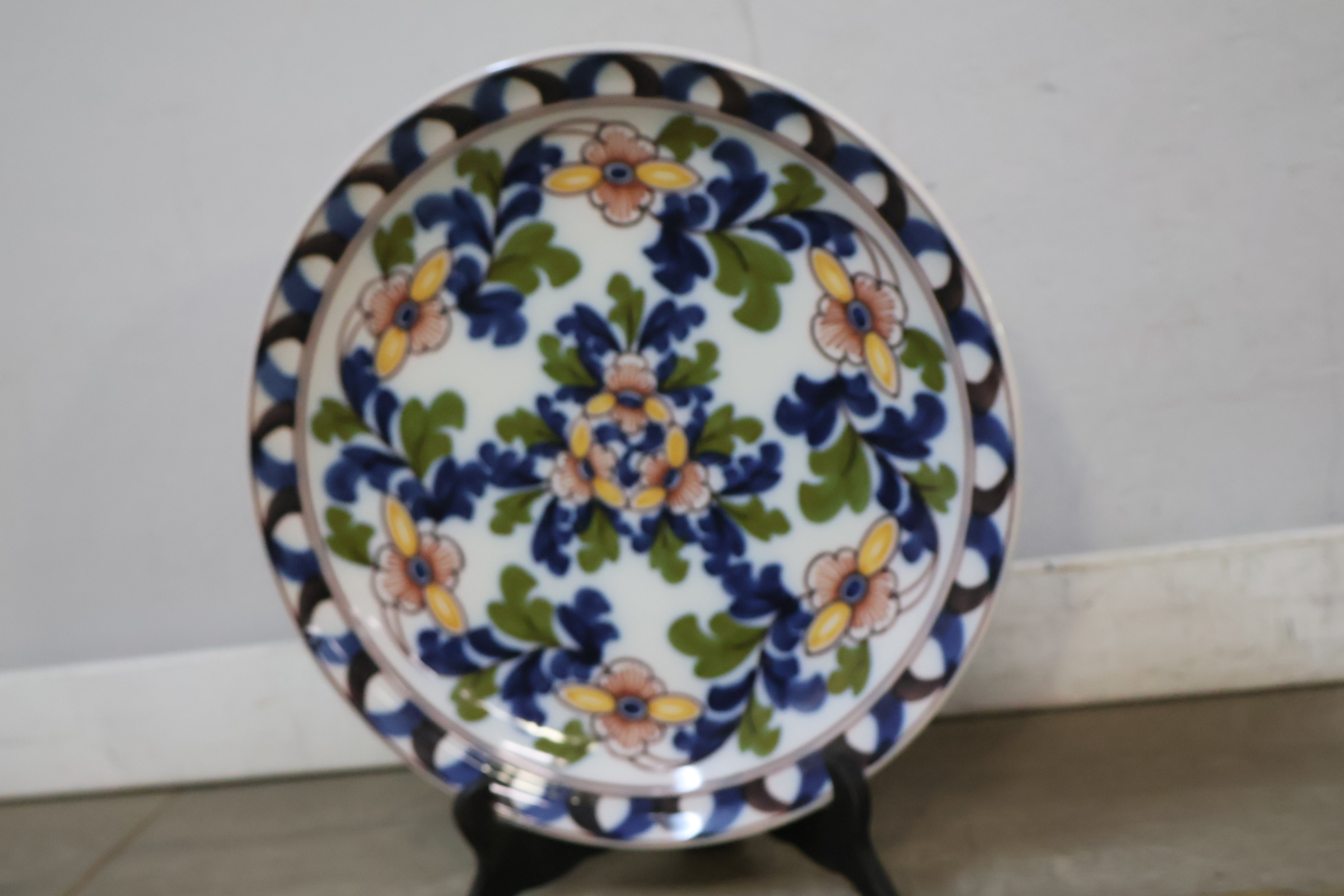 Decoratief porseleinen bord – foto 7 – kavel bij GSD Auctions, Zoeterwoude