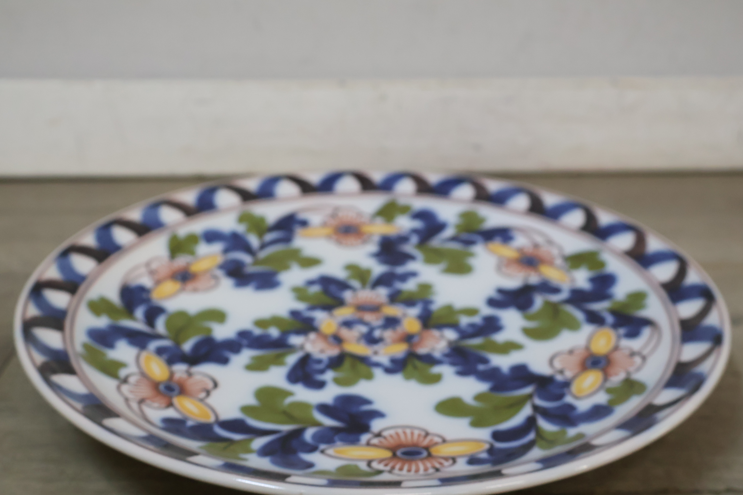 Decoratief porseleinen bord – foto 10 – kavel bij GSD Auctions, Zoeterwoude