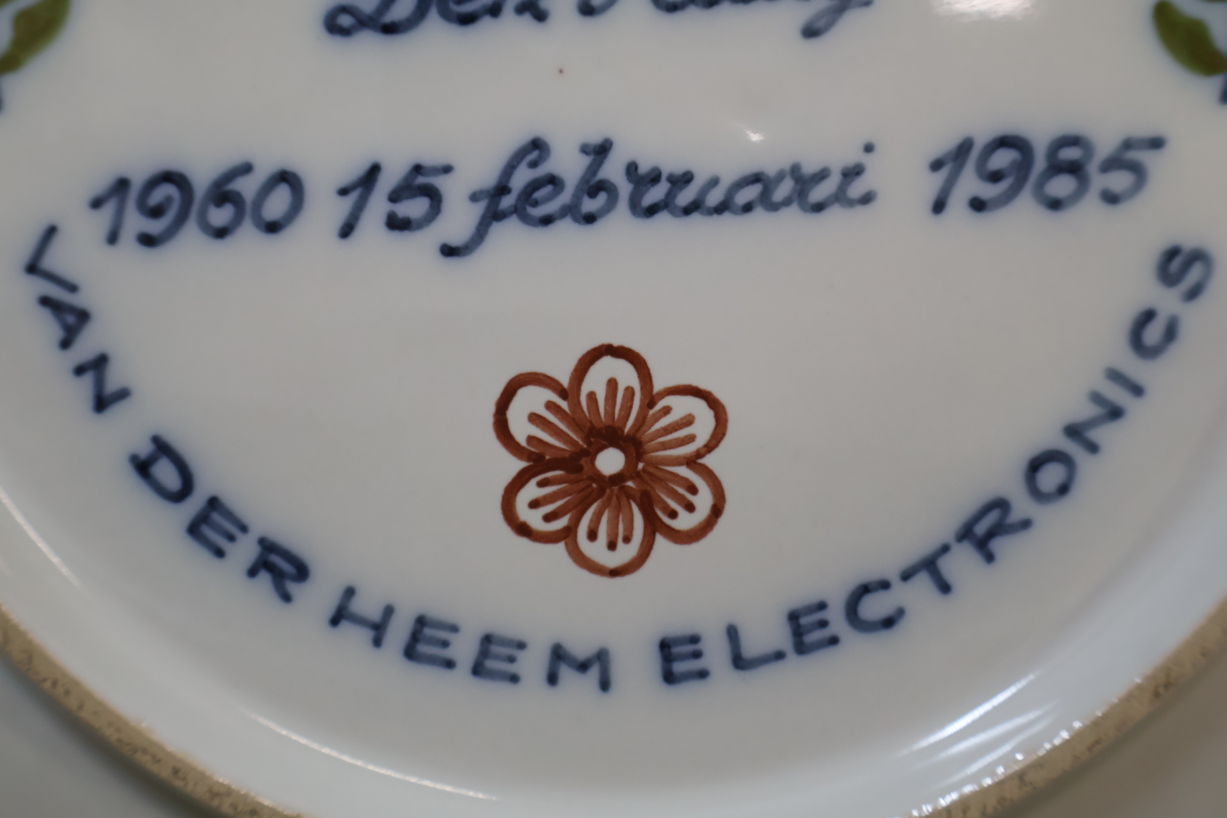 Decoratief porseleinen bord – foto 14 – kavel bij GSD Auctions, Zoeterwoude