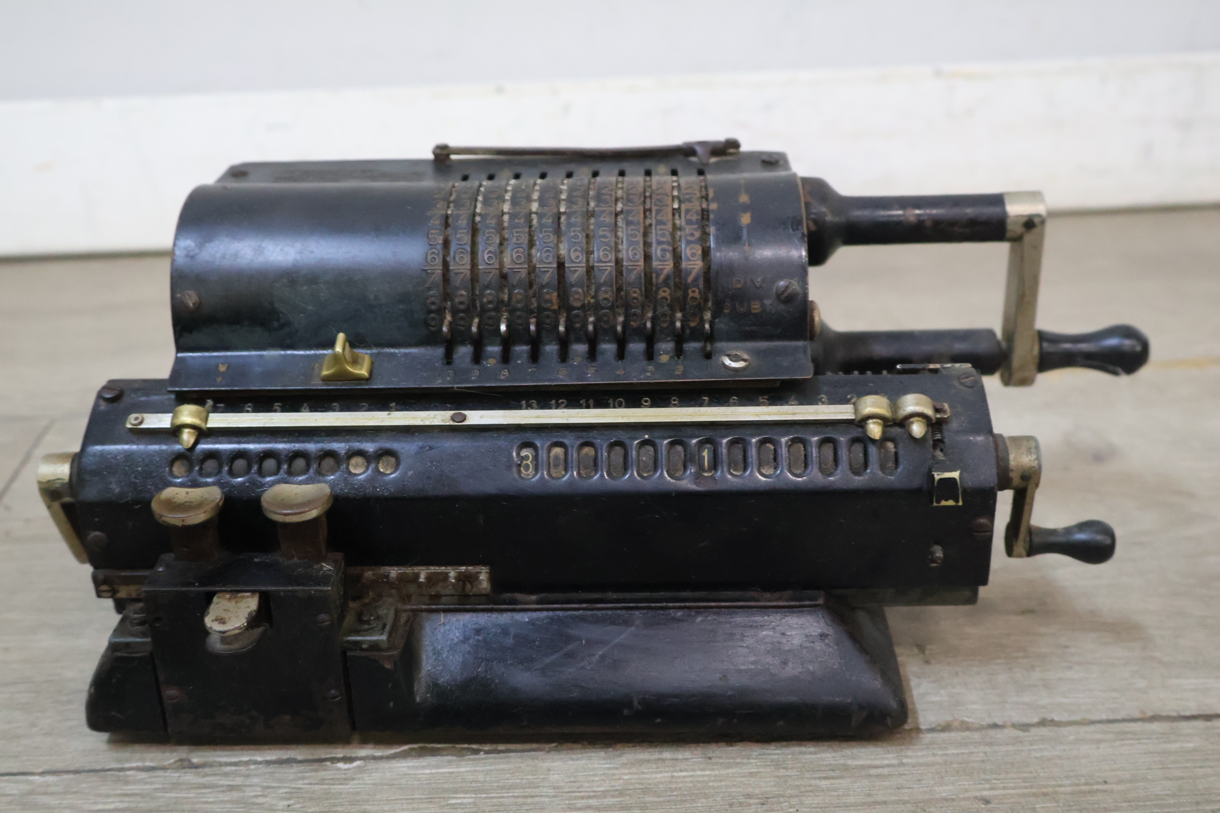 Antieke mechanische rekenmachine – foto 3 – kavel bij GSD Auctions, Zoeterwoude