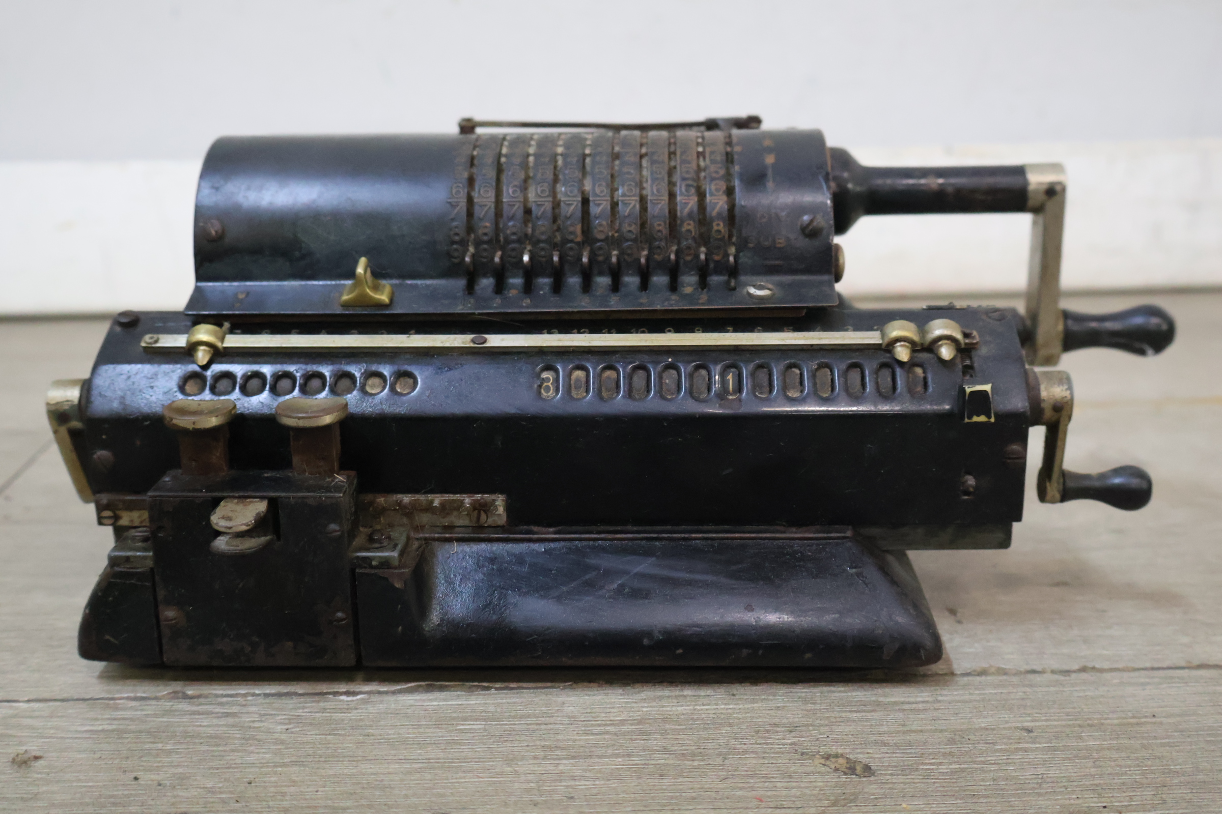 Antieke mechanische rekenmachine – foto 4 – kavel bij GSD Auctions, Zoeterwoude