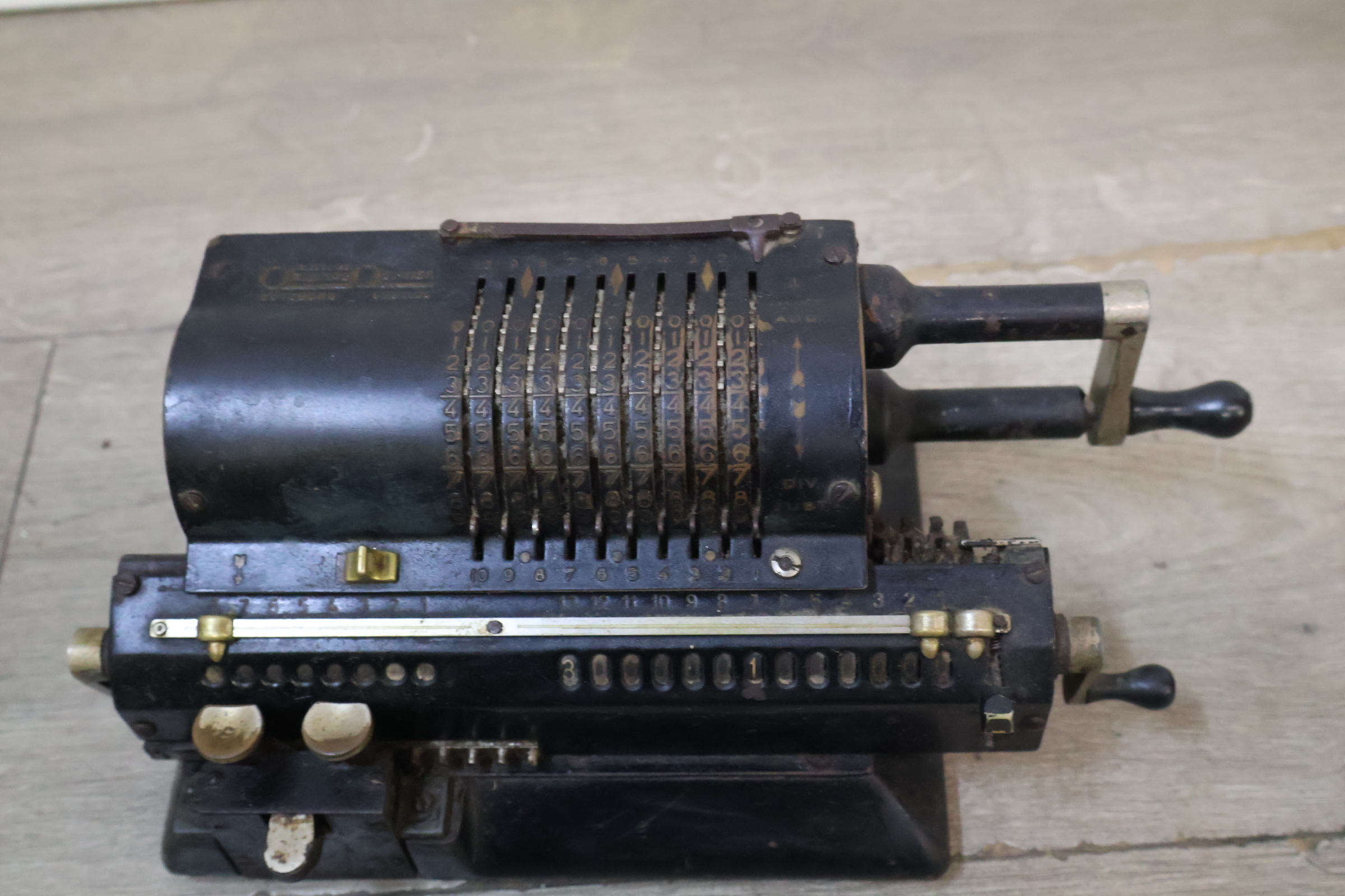 Antieke mechanische rekenmachine – foto 5 – kavel bij GSD Auctions, Zoeterwoude