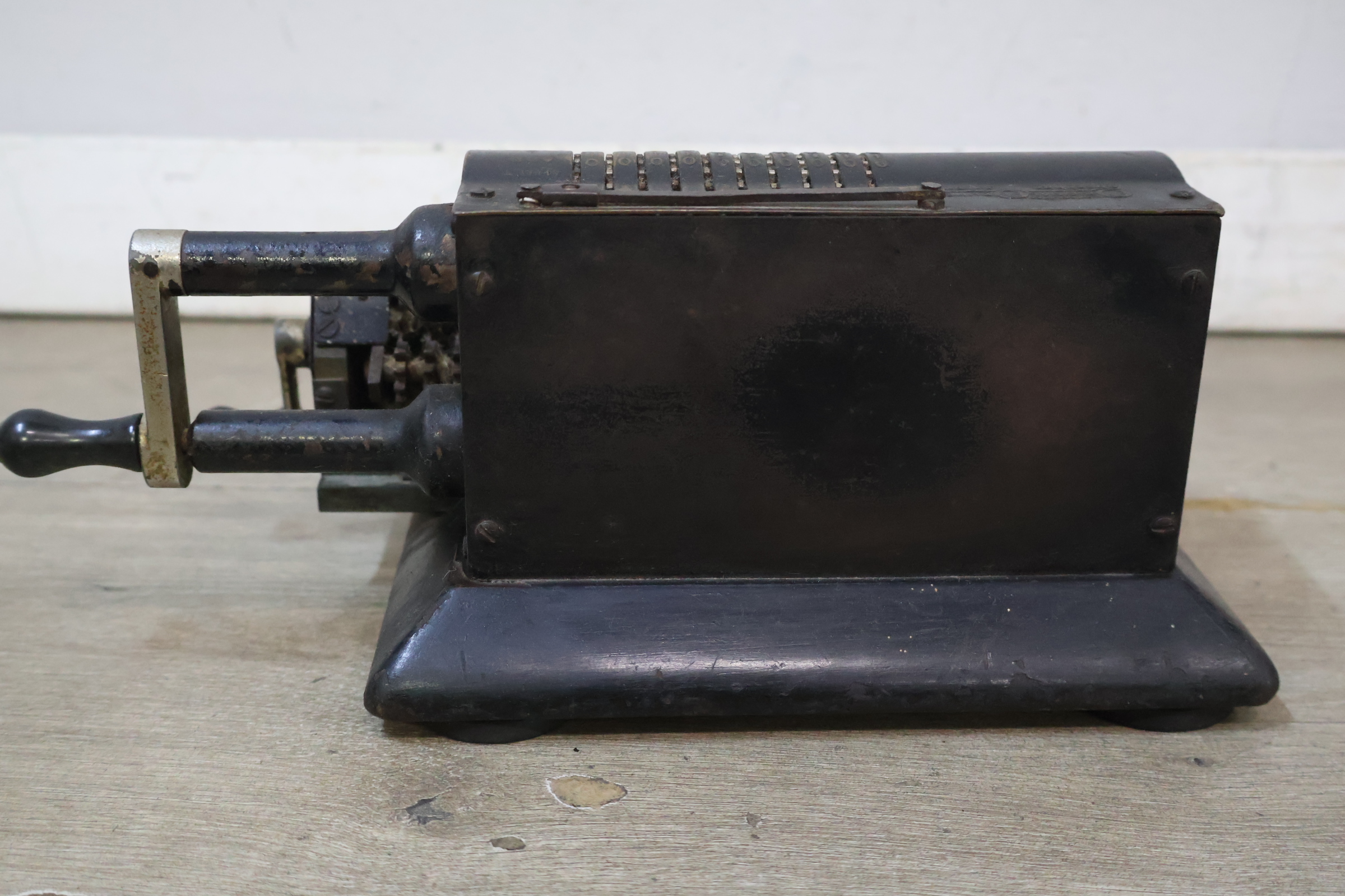 Antieke mechanische rekenmachine – foto 7 – kavel bij GSD Auctions, Zoeterwoude