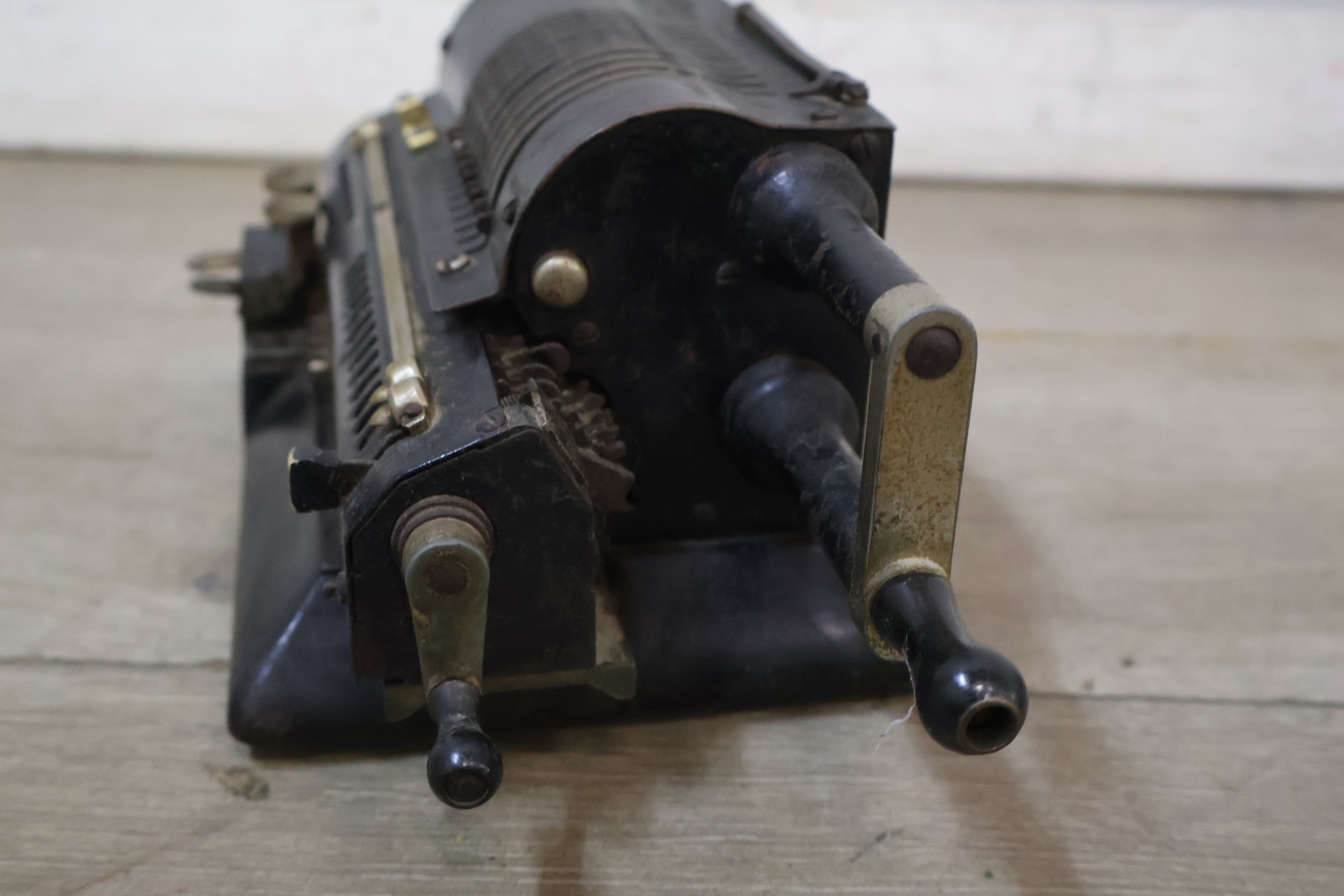 Antieke mechanische rekenmachine – foto 8 – kavel bij GSD Auctions, Zoeterwoude