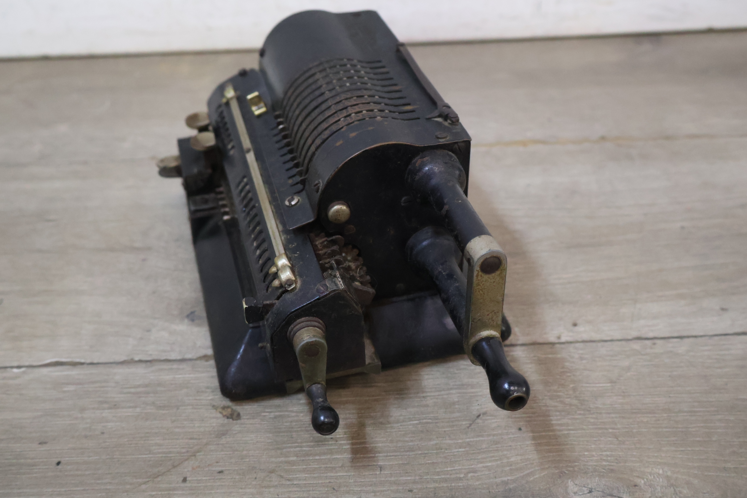 Antieke mechanische rekenmachine – foto 9 – kavel bij GSD Auctions, Zoeterwoude