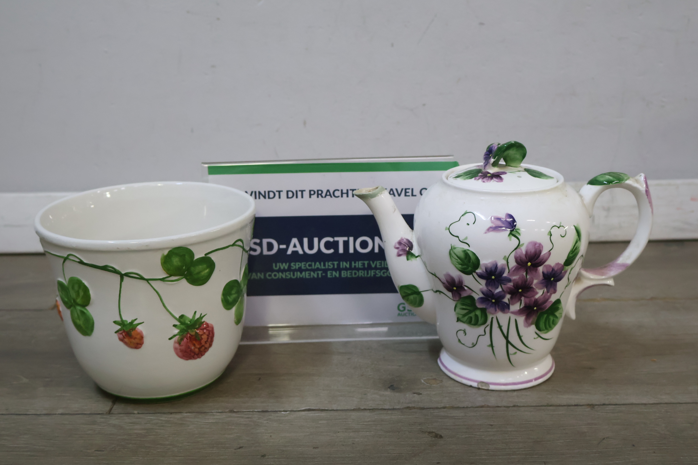 Porseleinen theepot en bloempot – kavel bij GSD Auctions, Zoeterwoude