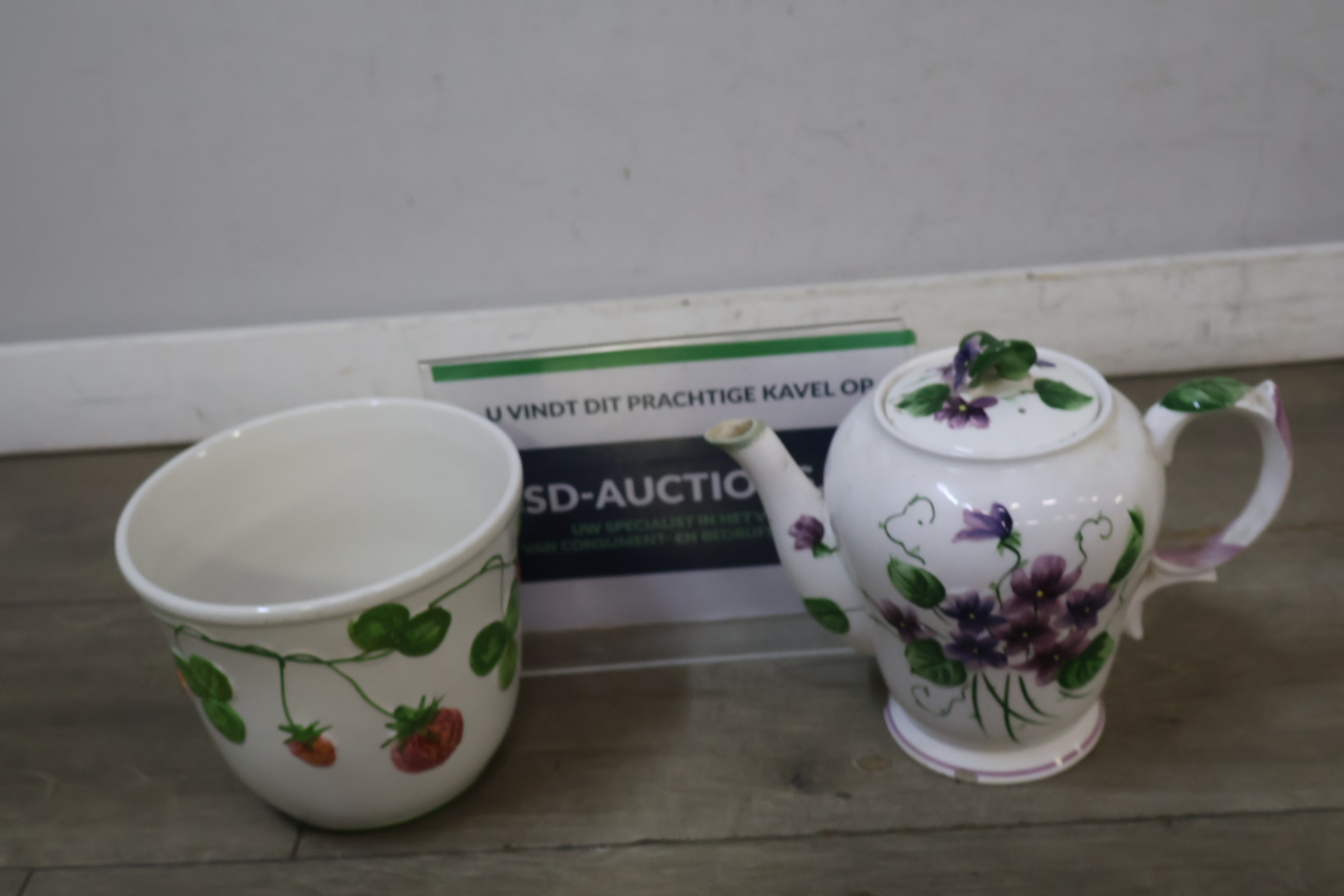 Porseleinen theepot en bloempot – foto 2 – kavel bij GSD Auctions, Zoeterwoude