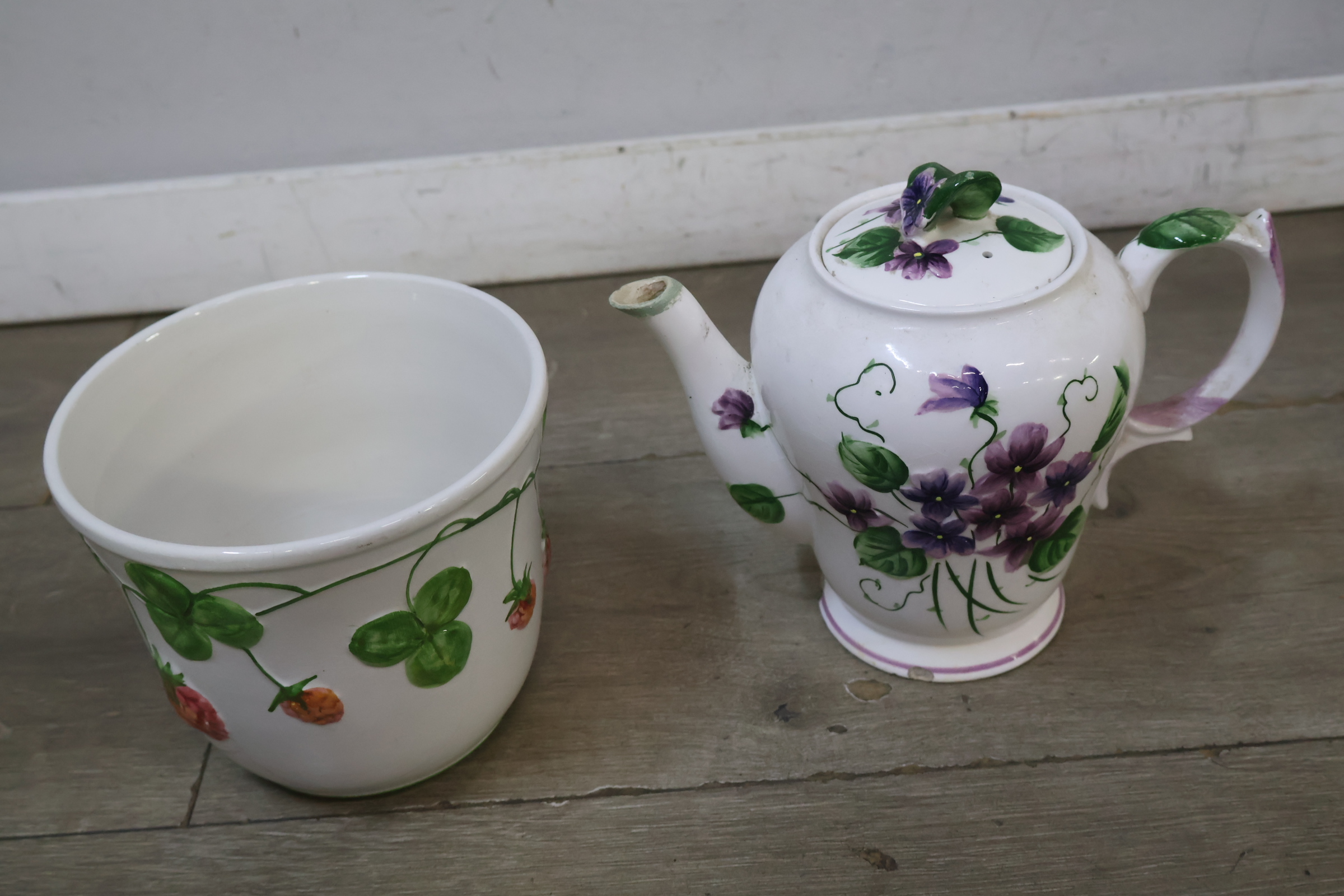 Porseleinen theepot en bloempot – foto 3 – kavel bij GSD Auctions, Zoeterwoude