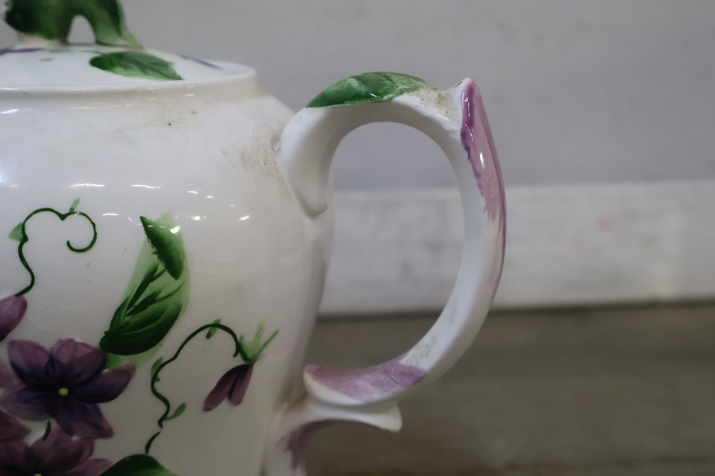 Porseleinen theepot en bloempot – foto 7 – kavel bij GSD Auctions, Zoeterwoude