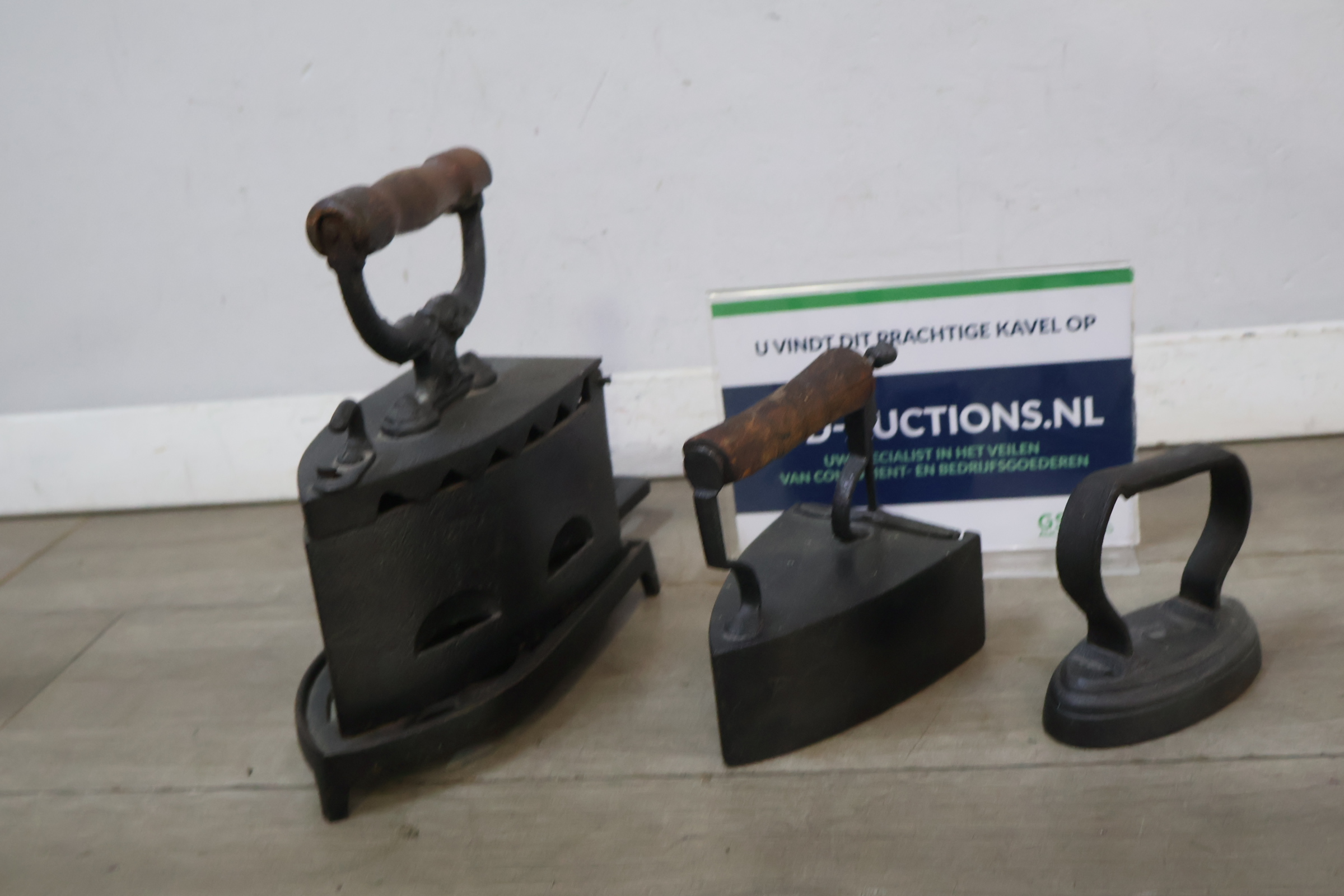 Set van 3 Antieke kolenstrijkijzers – foto 2 – kavel bij GSD Auctions, Zoeterwoude