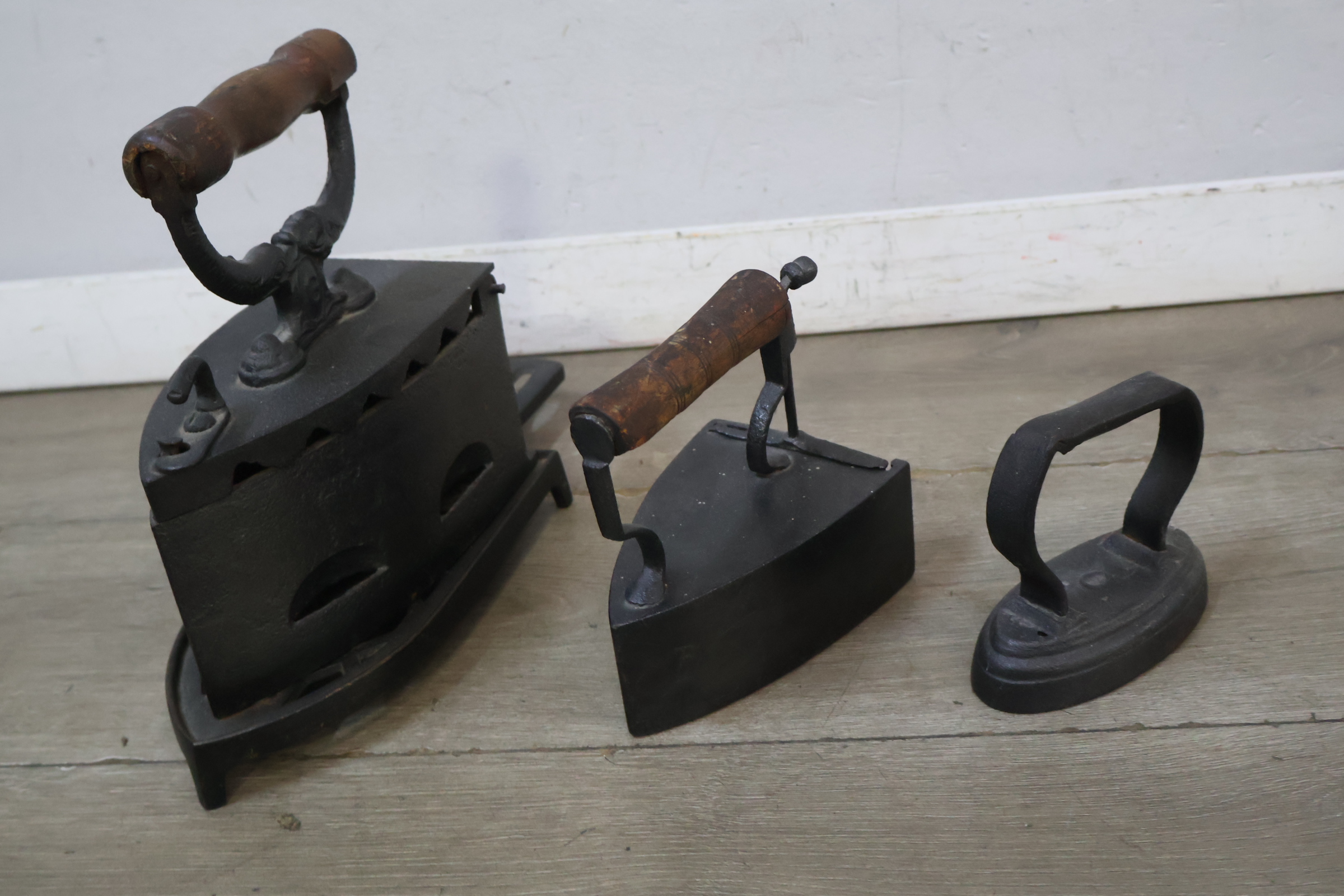 Set van 3 Antieke kolenstrijkijzers – foto 3 – kavel bij GSD Auctions, Zoeterwoude