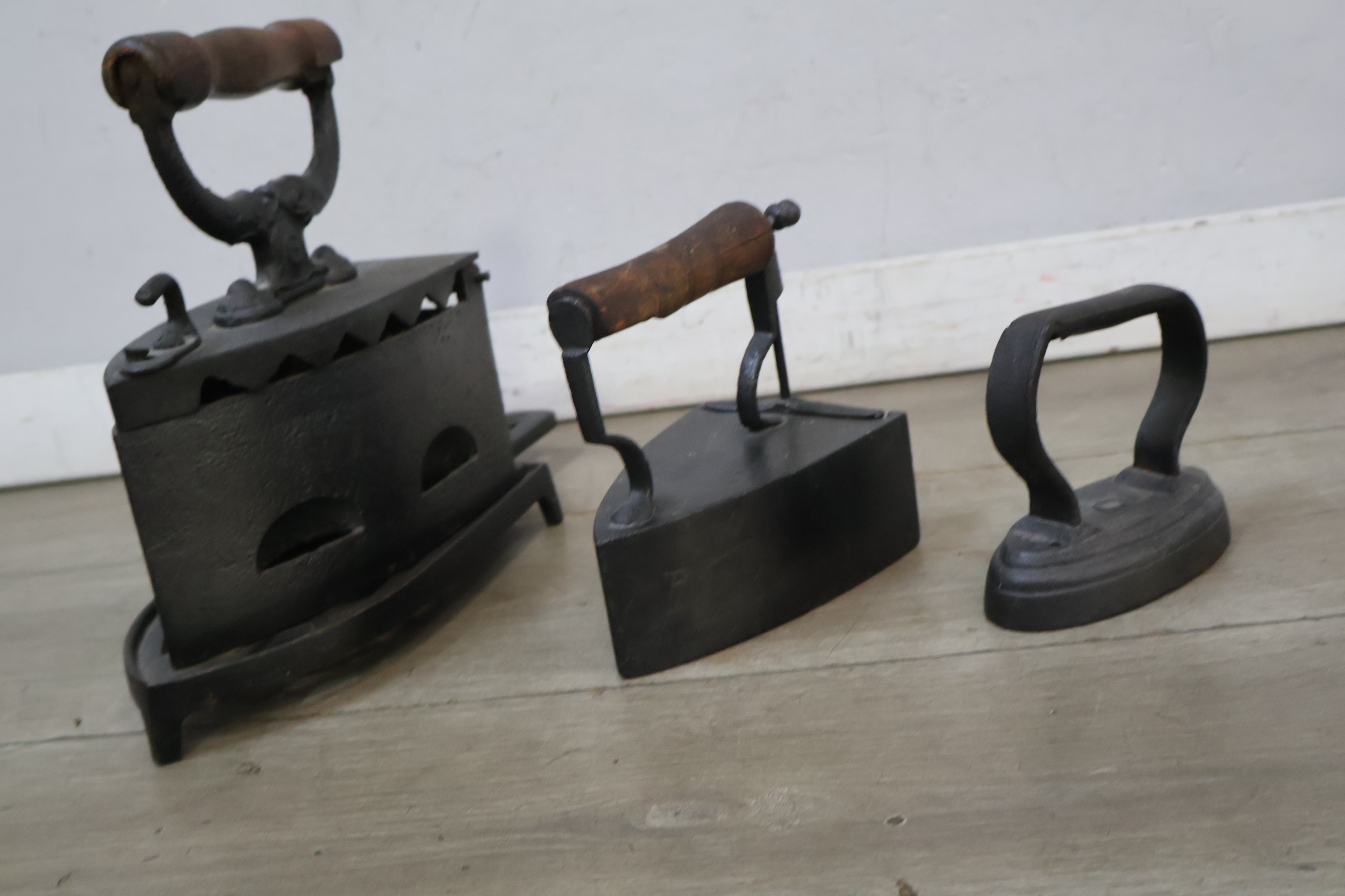 Set van 3 Antieke kolenstrijkijzers – foto 4 – kavel bij GSD Auctions, Zoeterwoude