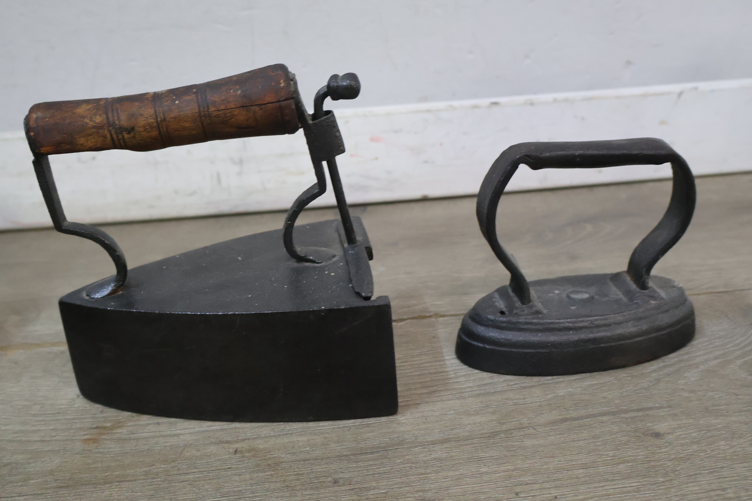 Set van 3 Antieke kolenstrijkijzers – foto 5 – kavel bij GSD Auctions, Zoeterwoude