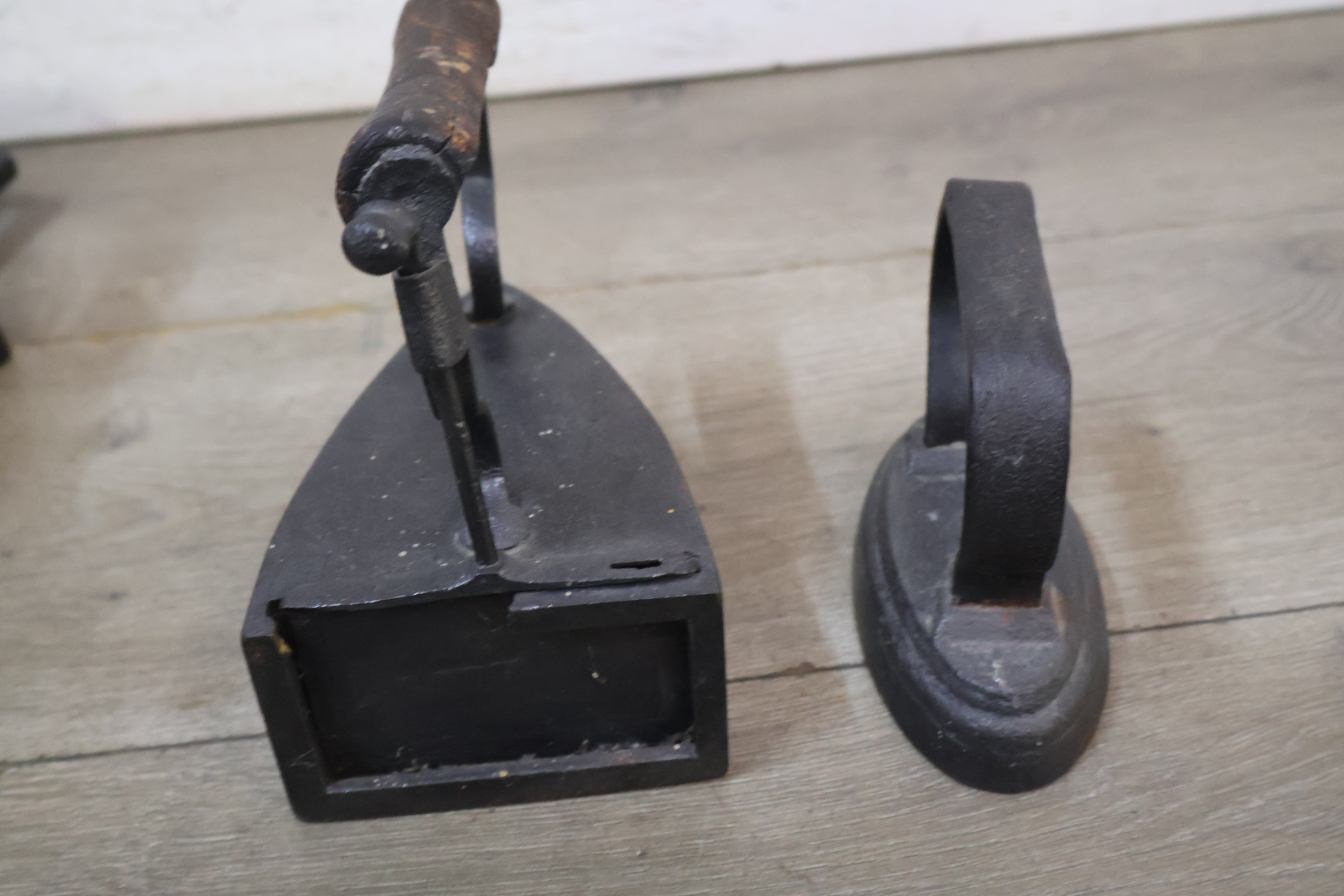 Set van 3 Antieke kolenstrijkijzers – foto 6 – kavel bij GSD Auctions, Zoeterwoude