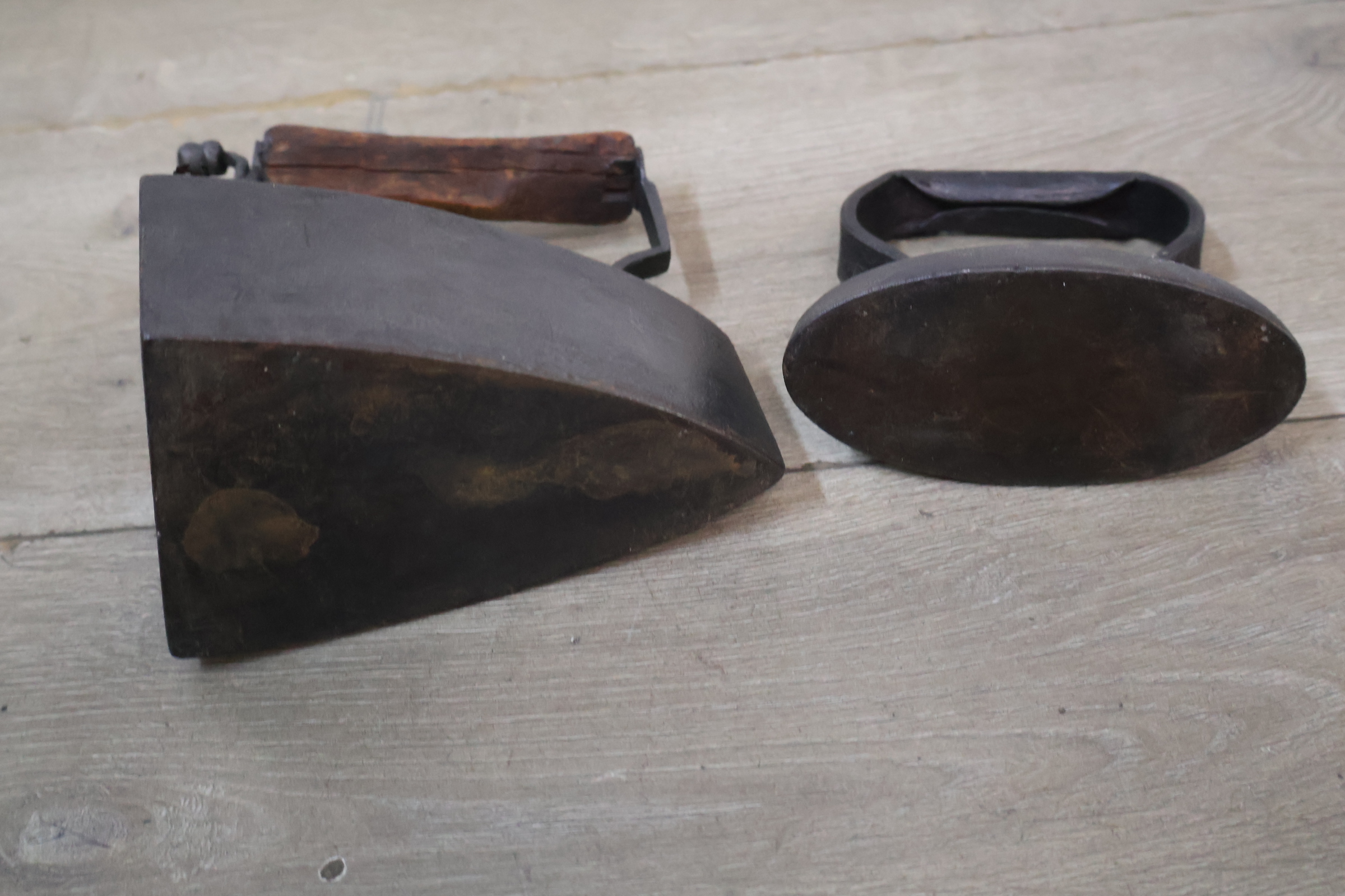Set van 3 Antieke kolenstrijkijzers – foto 7 – kavel bij GSD Auctions, Zoeterwoude