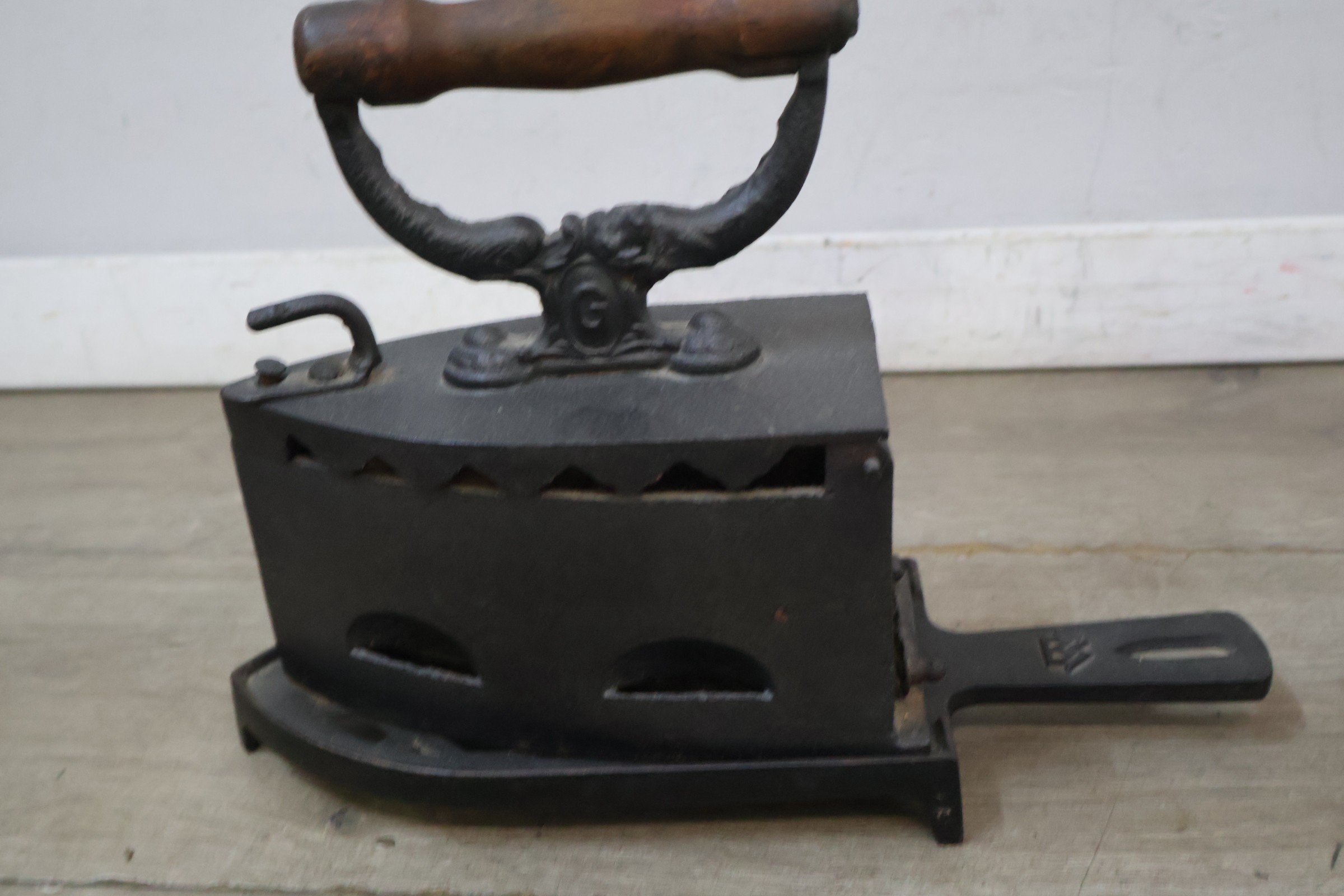 Set van 3 Antieke kolenstrijkijzers – foto 8 – kavel bij GSD Auctions, Zoeterwoude