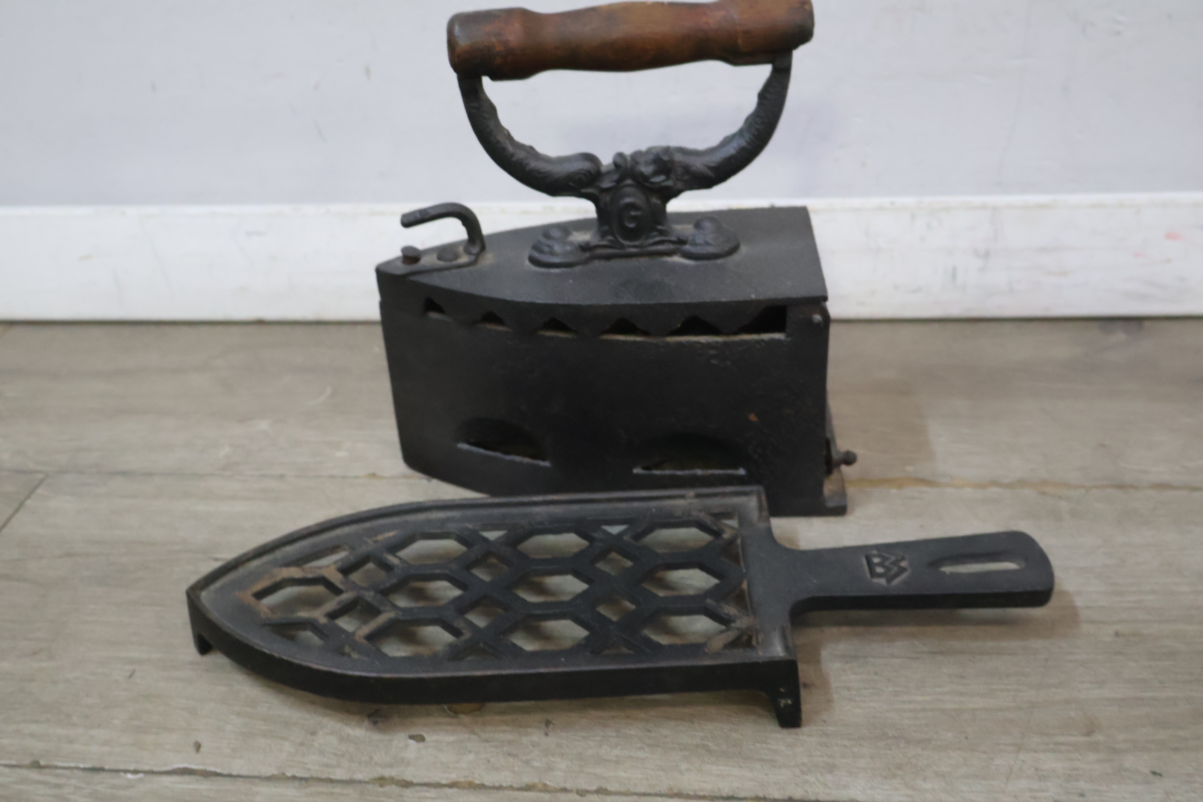 Set van 3 Antieke kolenstrijkijzers – foto 9 – kavel bij GSD Auctions, Zoeterwoude