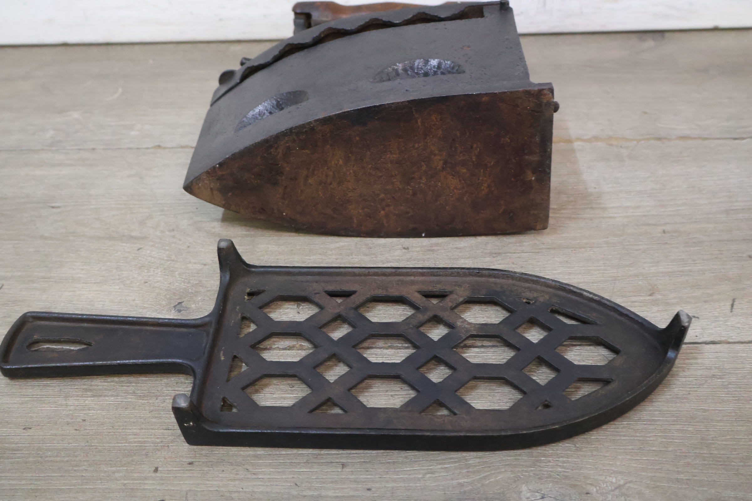 Set van 3 Antieke kolenstrijkijzers – foto 10 – kavel bij GSD Auctions, Zoeterwoude