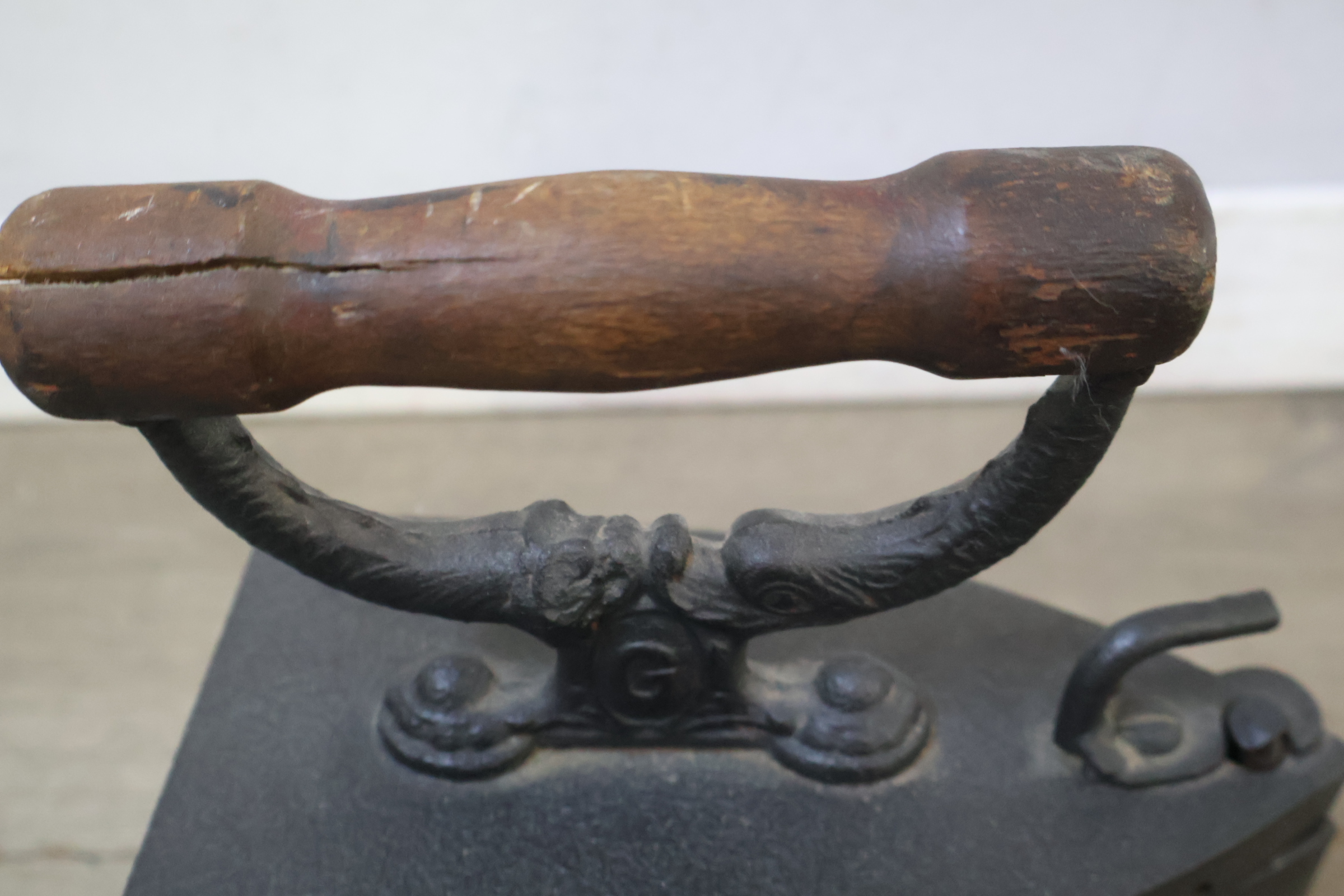 Set van 3 Antieke kolenstrijkijzers – foto 12 – kavel bij GSD Auctions, Zoeterwoude