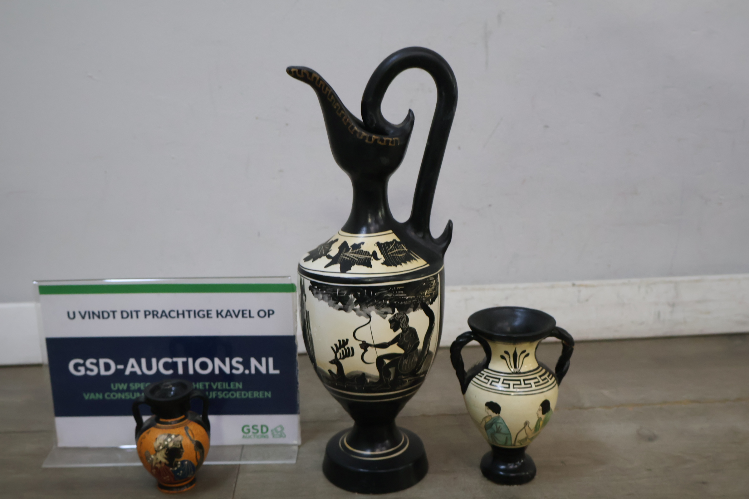 Set van drie Griekse vaasjes met klassieke motieven – kavel bij GSD Auctions, Zoeterwoude
