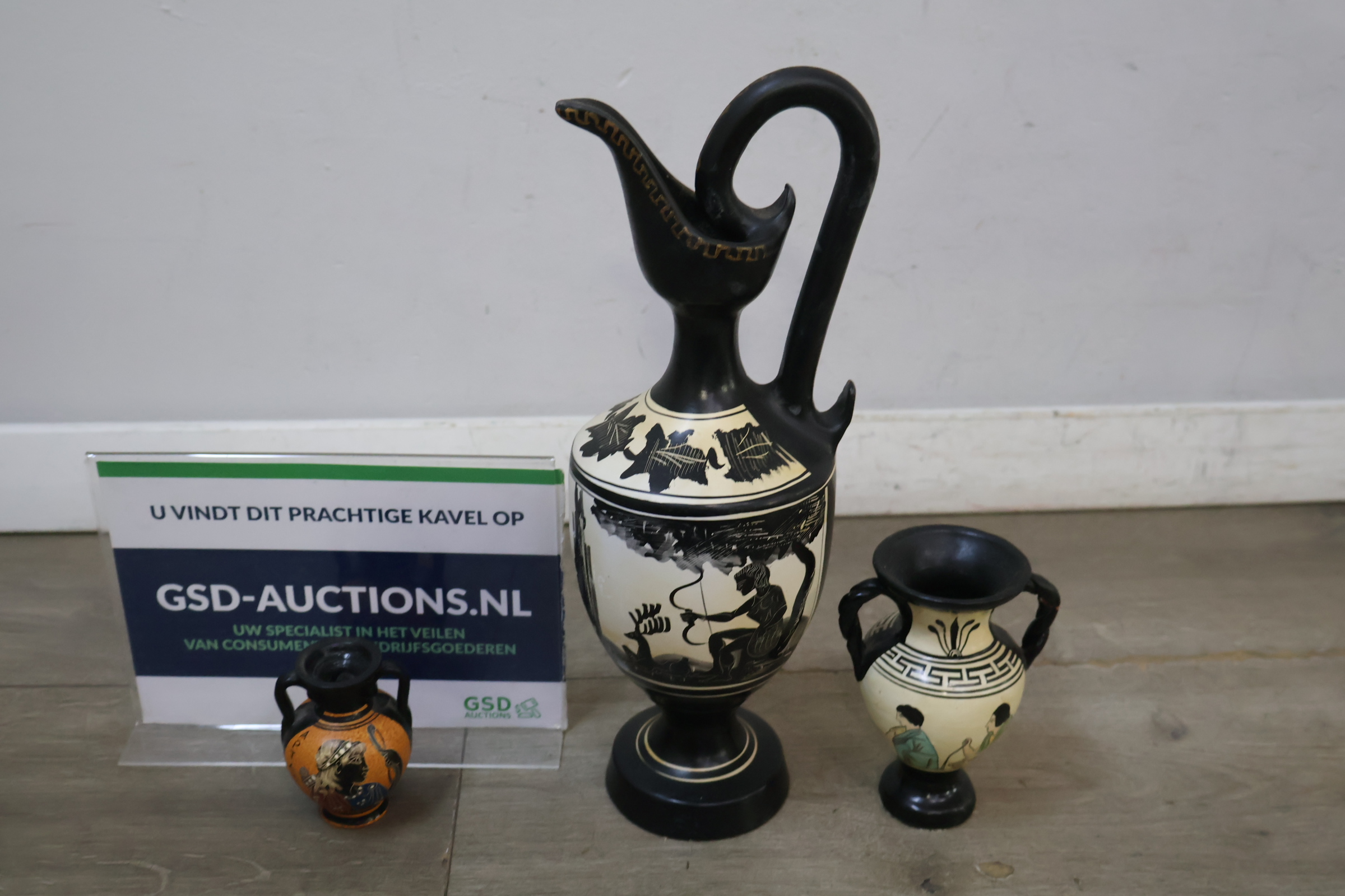 Set van drie Griekse vaasjes met klassieke motieven – foto 2 – kavel bij GSD Auctions, Zoeterwoude