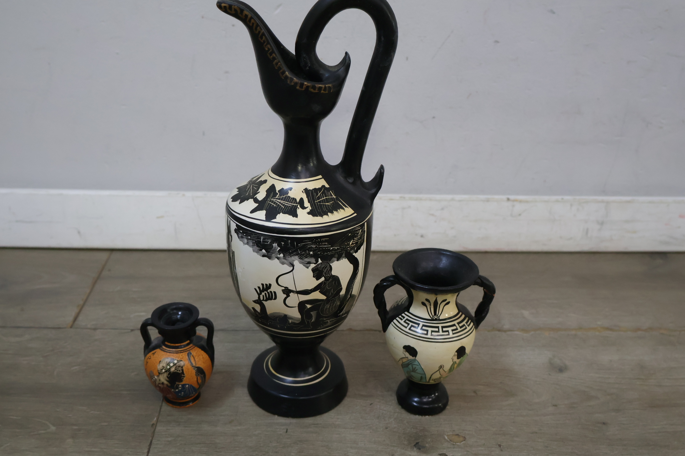 Set van drie Griekse vaasjes met klassieke motieven – foto 3 – kavel bij GSD Auctions, Zoeterwoude