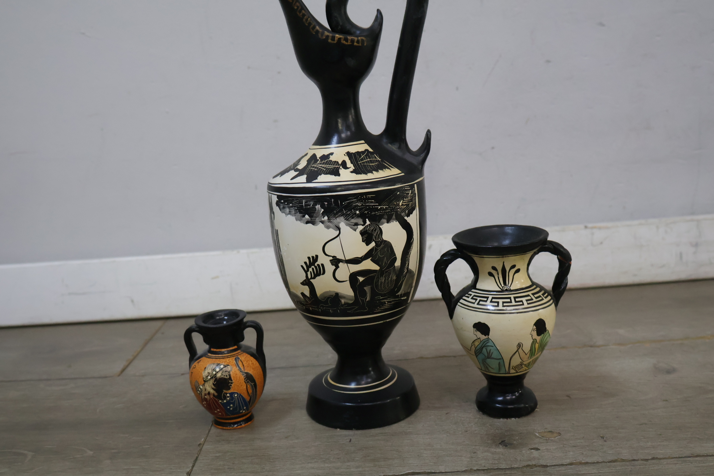 Set van drie Griekse vaasjes met klassieke motieven – foto 4 – kavel bij GSD Auctions, Zoeterwoude
