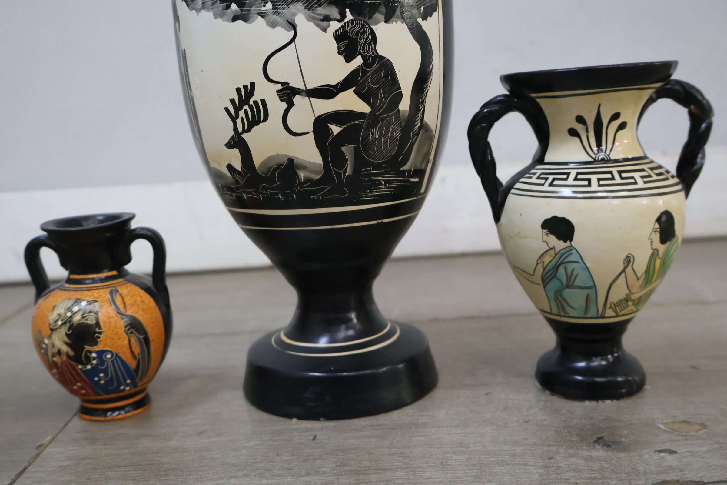 Set van drie Griekse vaasjes met klassieke motieven – foto 5 – kavel bij GSD Auctions, Zoeterwoude