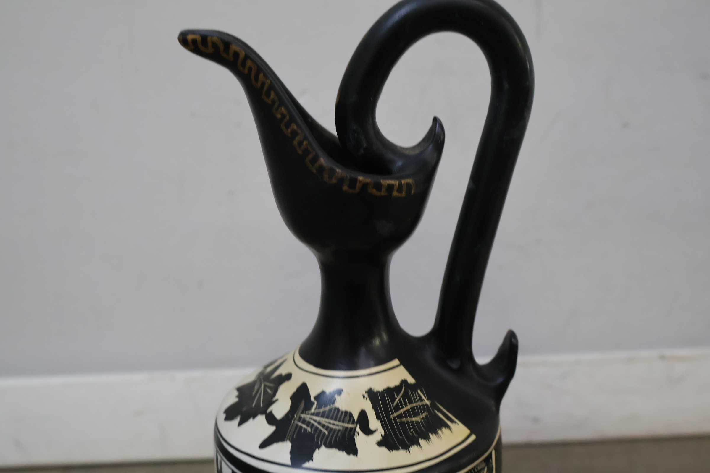 Set van drie Griekse vaasjes met klassieke motieven – foto 6 – kavel bij GSD Auctions, Zoeterwoude