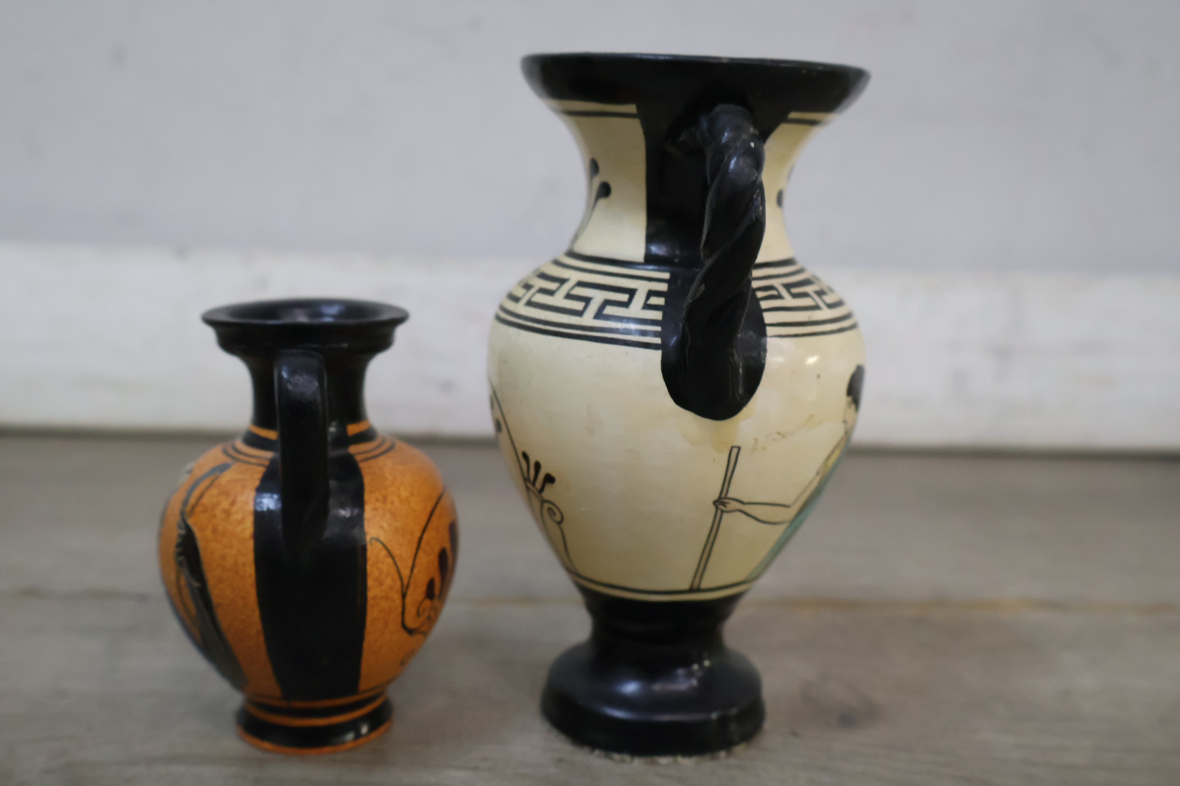 Set van drie Griekse vaasjes met klassieke motieven – foto 7 – kavel bij GSD Auctions, Zoeterwoude
