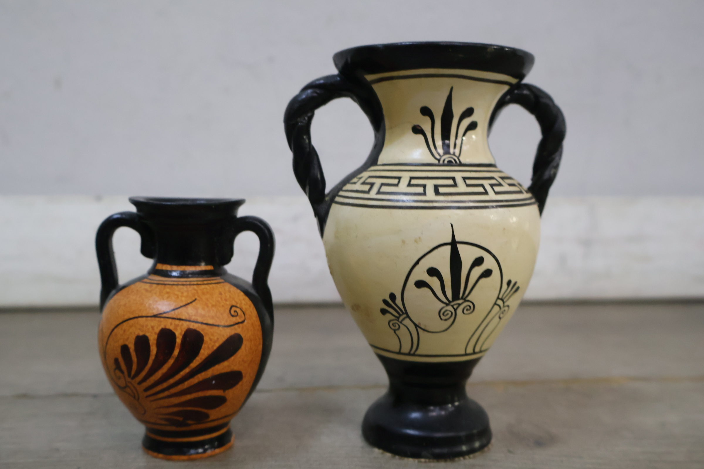 Set van drie Griekse vaasjes met klassieke motieven – foto 8 – kavel bij GSD Auctions, Zoeterwoude