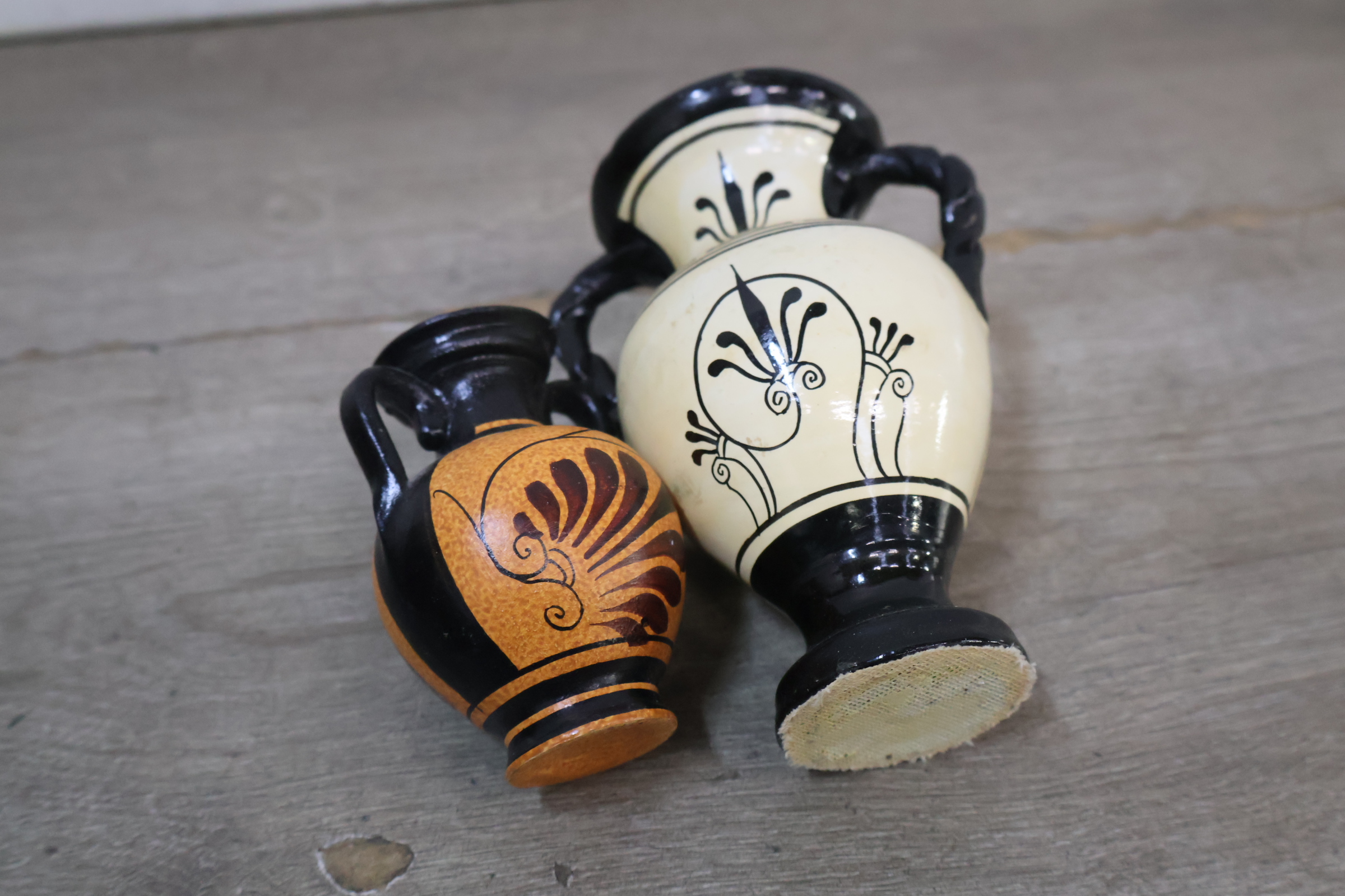 Set van drie Griekse vaasjes met klassieke motieven – foto 9 – kavel bij GSD Auctions, Zoeterwoude
