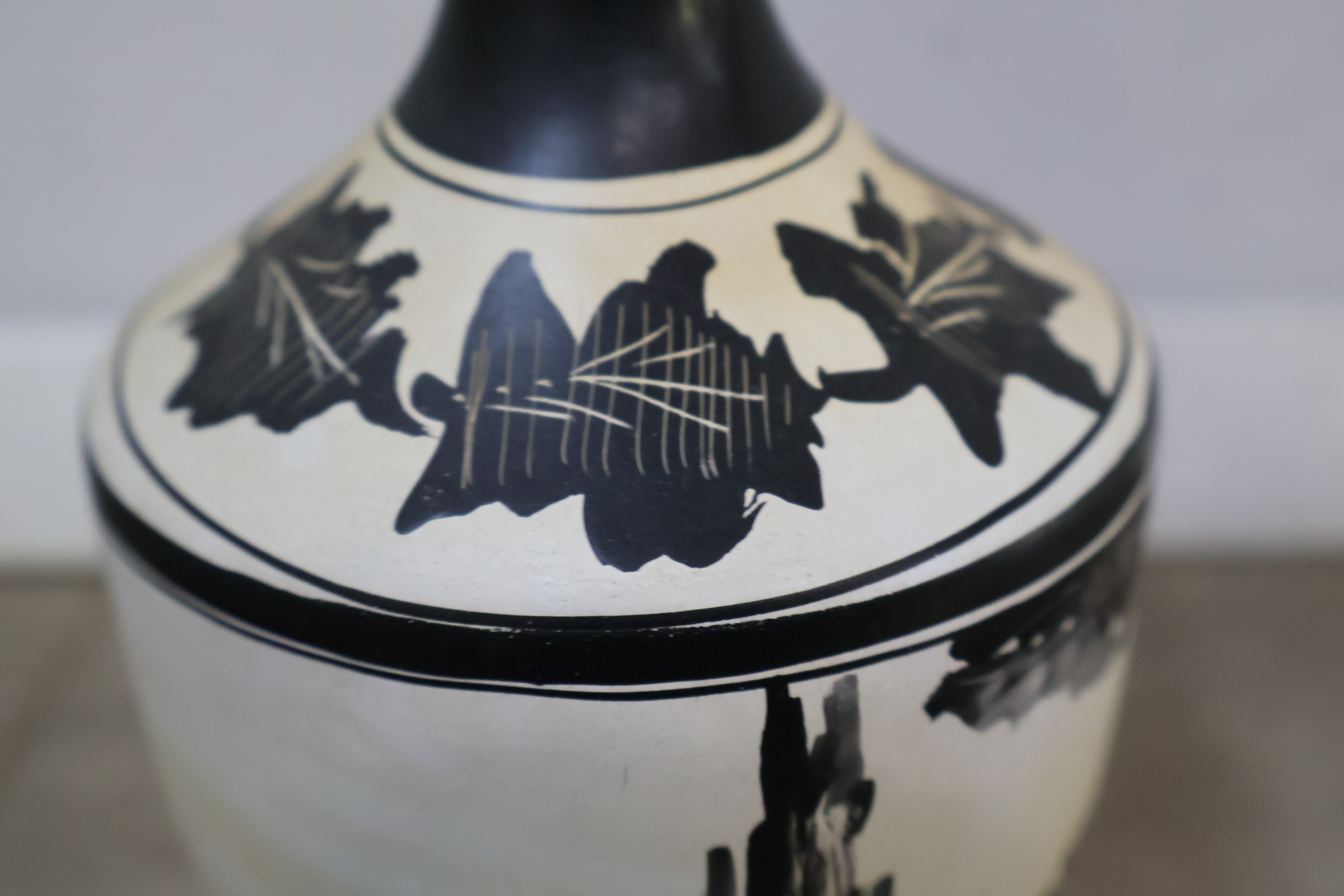 Set van drie Griekse vaasjes met klassieke motieven – foto 10 – kavel bij GSD Auctions, Zoeterwoude