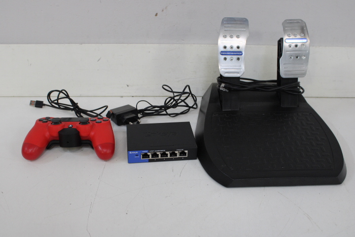 Racestuur pedalen, controller en netwerk switch – foto 3 – kavel bij GSD Auctions, Zoeterwoude